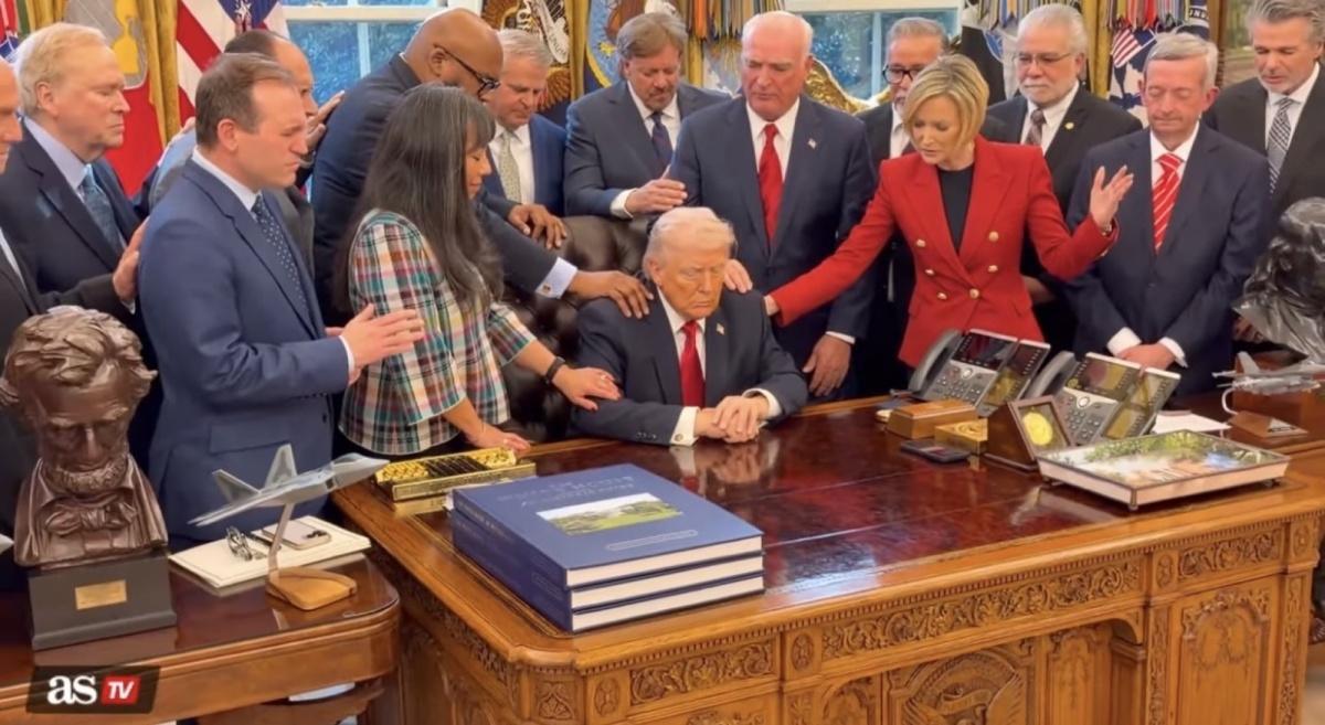 قادة دينيون يصلّون في المكتب البيضاوي دعماً لترامب والقوات الأميركية قادة دينيون يصلّون في المكتب البيضاوي دعماً لترامب والقوات الأميركية