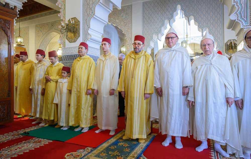 الملك محمد السادس يؤدي صلاة عيد الفطر بالرباط