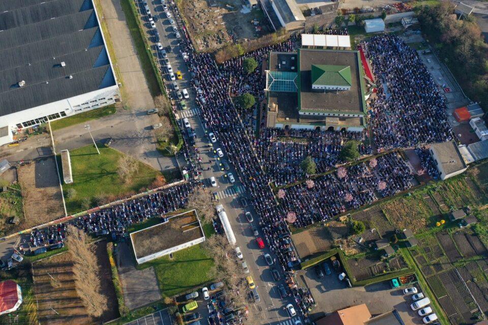 صلاة عيد الفطر تُجمع الآلاف في الجامع الكبير محمد السادس بسانت إتيان صلاة عيد الفطر تُجمع الآلاف في الجامع الكبير محمد السادس بسانت إتيان
