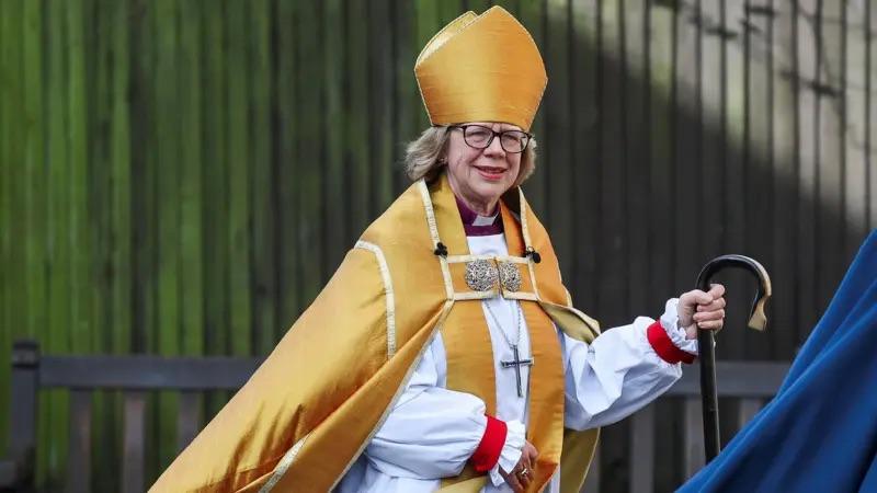 تتويج سارة مولالي رئيسة لأساقفة كانتربري في حدث غير مسبوق