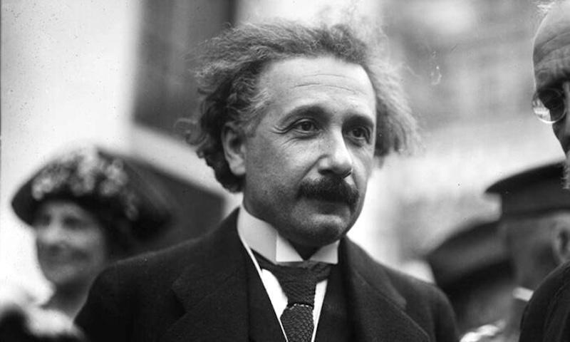 إيمان آينشتاين عند تخوم العقل العلمي الحديث