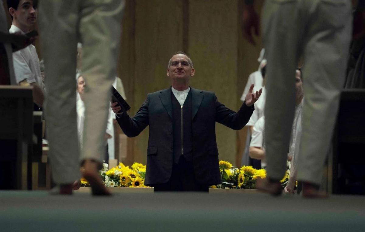 نتفليكس تستكشف عوالم الطوائف المغلقة بسلسلة جديدة نتفليكس تستكشف عوالم الطوائف المغلقة بسلسلة جديدة