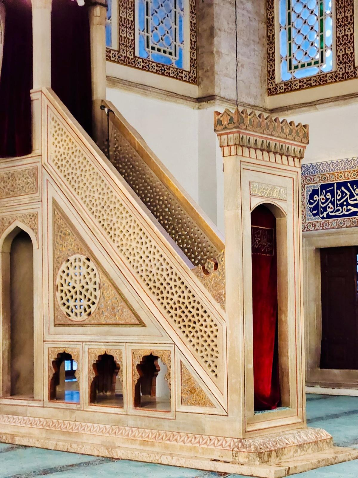 سلم المنبر ودلالاته في العمارة الإسلامية