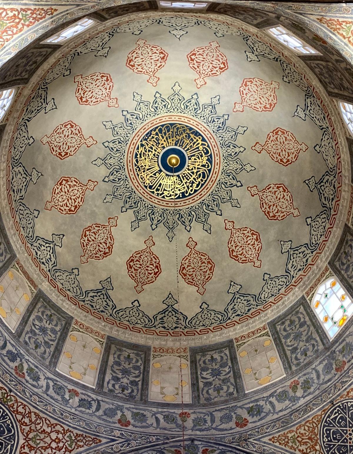 تداخل الخطوط في الفن الإسلامي بين الثبات وامتداد الكون تداخل الخطوط في الفن الإسلامي بين الثبات وامتداد الكون