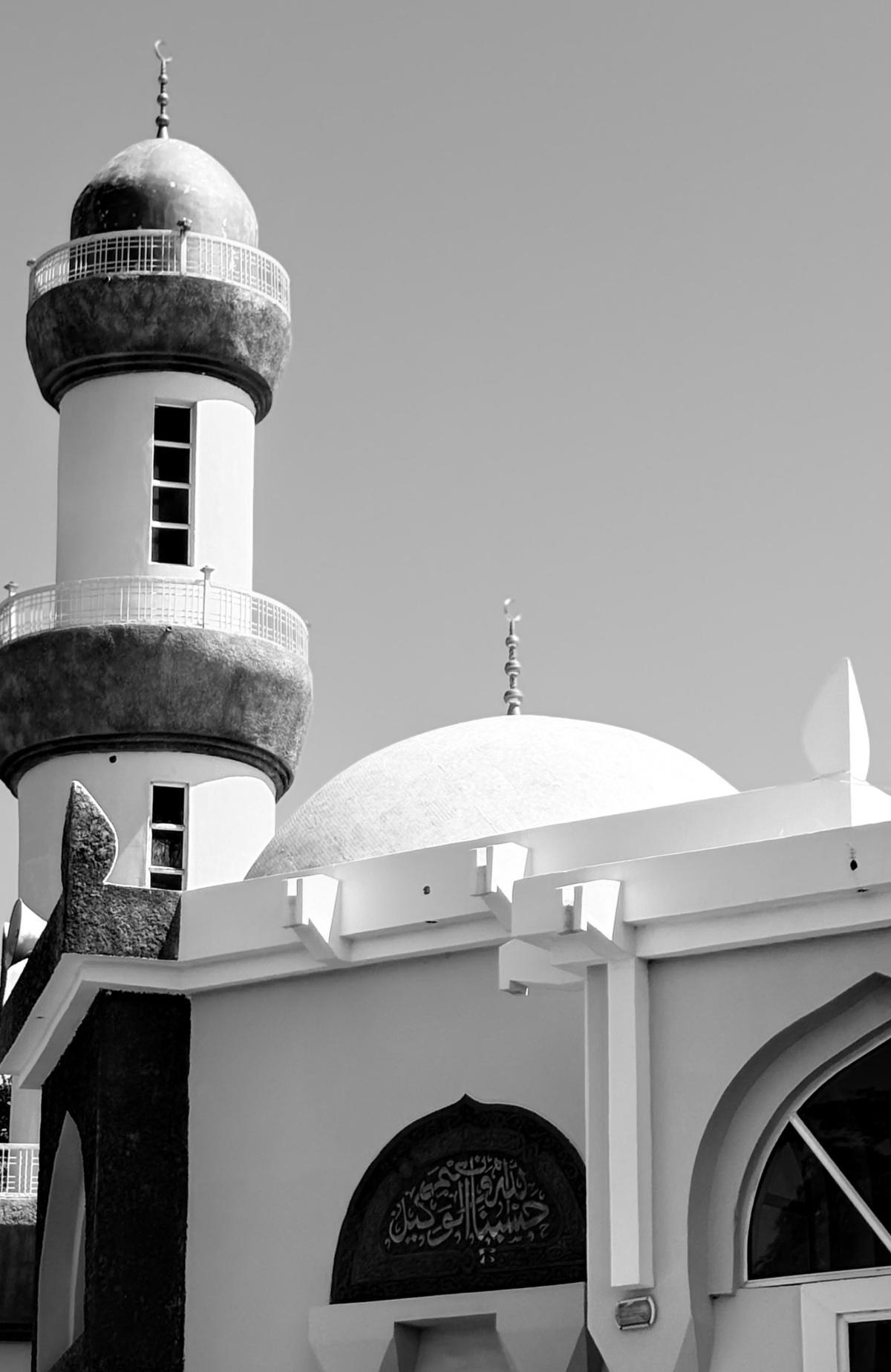 من فناء بسيط إلى صروح الإسلام الكبرى من فناء بسيط إلى صروح الإسلام الكبرى