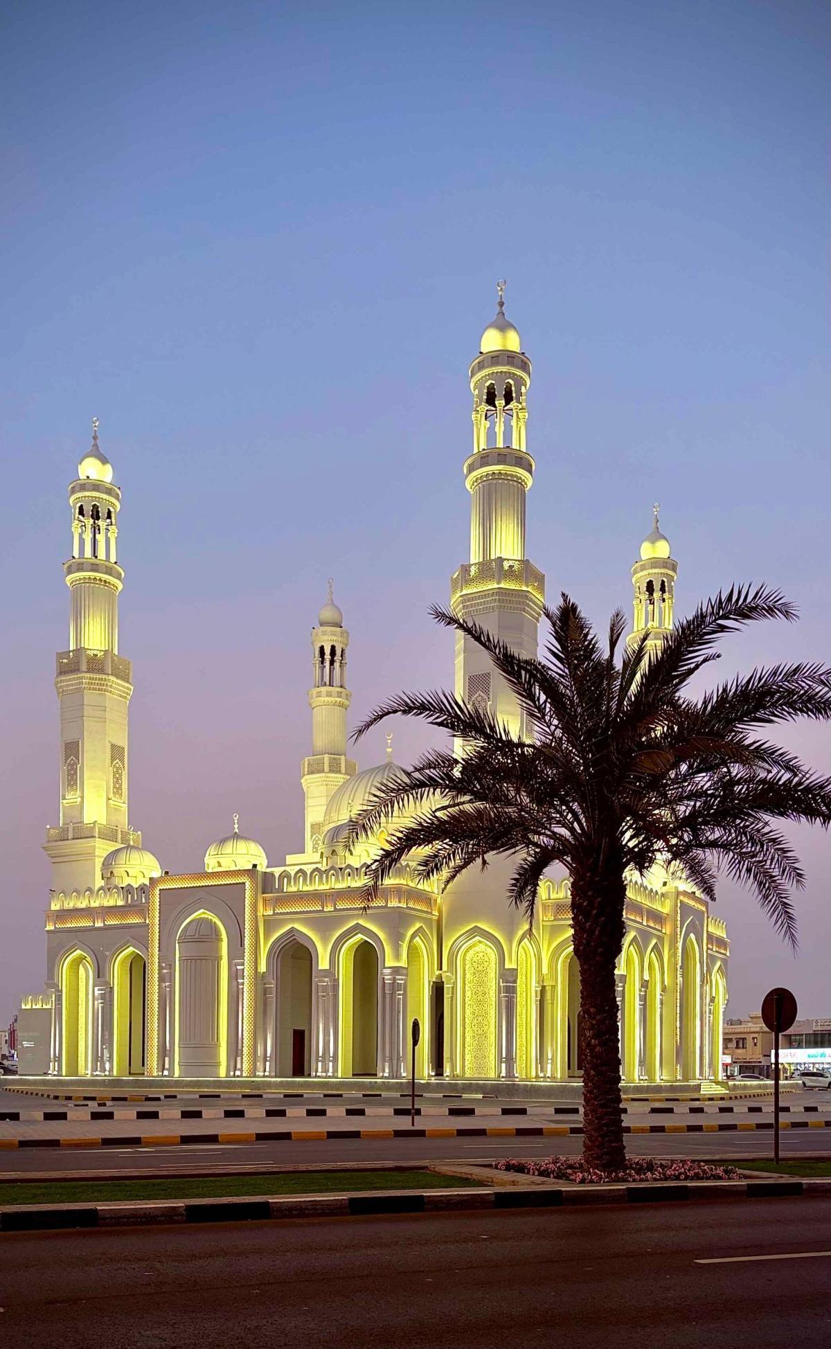 من فناء بسيط إلى صروح الإسلام الكبرى