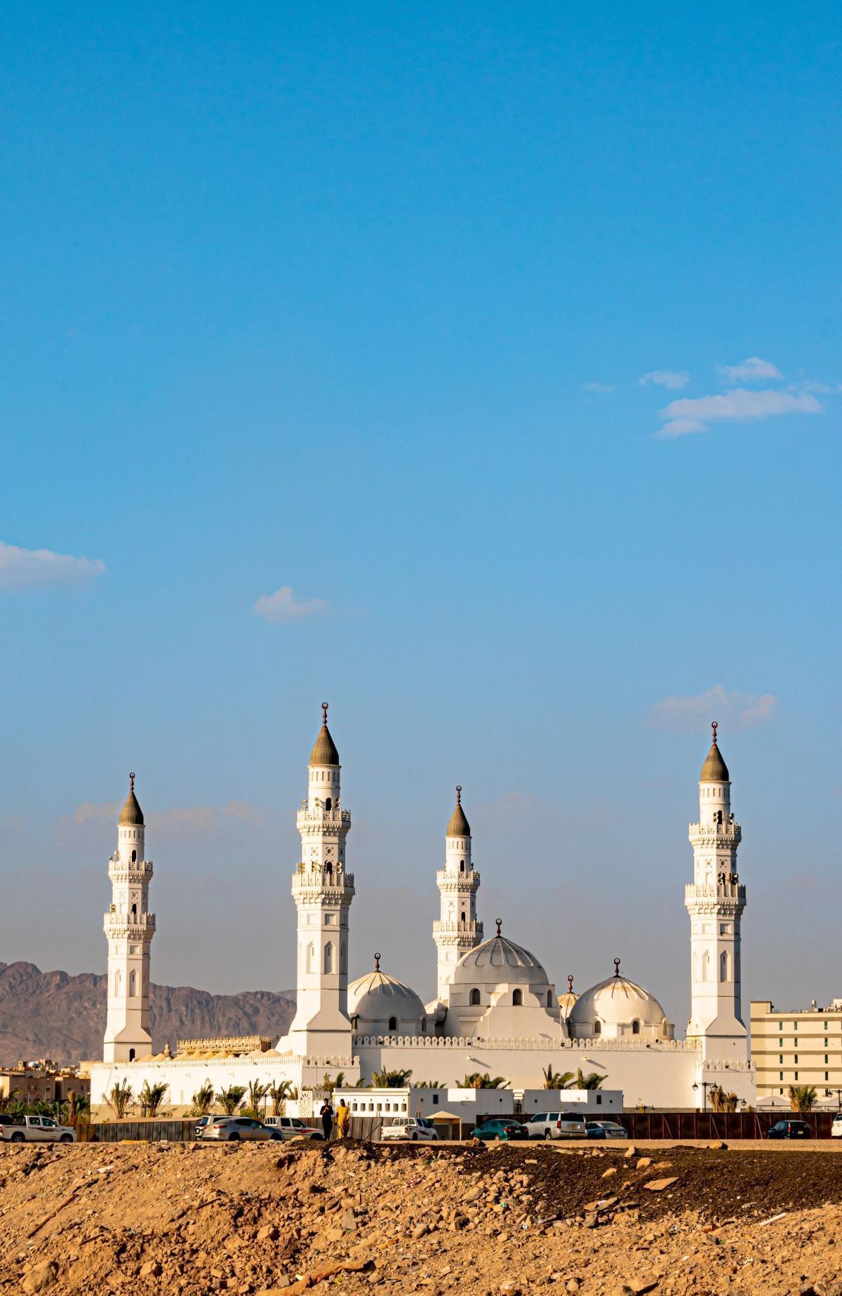 من فناء بسيط إلى صروح الإسلام الكبرى من فناء بسيط إلى صروح الإسلام الكبرى