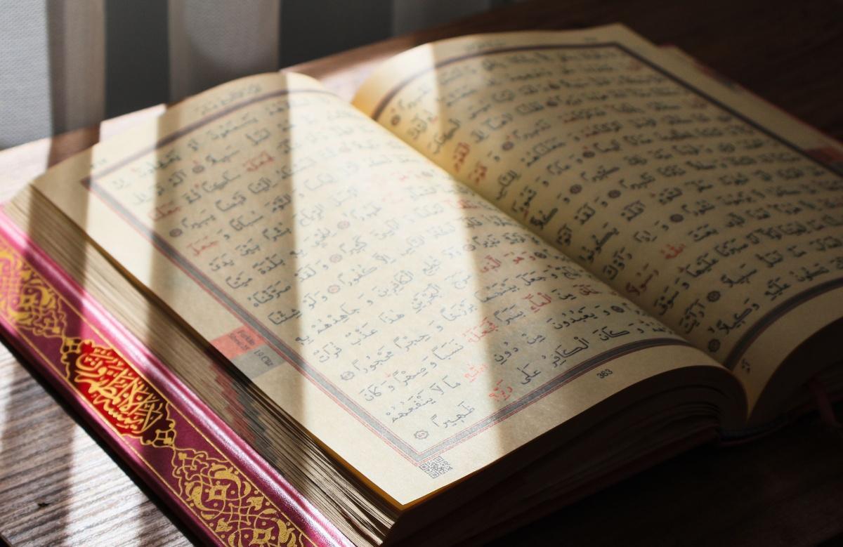 العدل الإلهي وحرية الإرادة: المعتزلة والأشاعرة