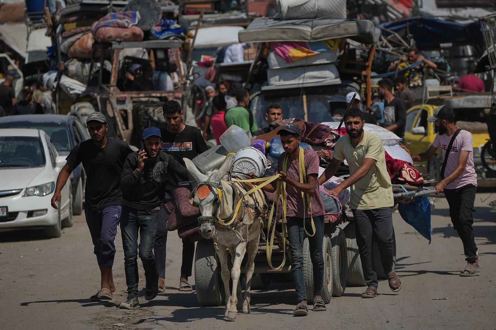 فلسطينيون نازحون يفرّون من شمال قطاع غزة حاملين ممتلكاتهم على الطريق الساحلي قرب وادي غزة، 24 janvier 2025. (صورة لوكالة أسوشيتد برس/عبد الكريم حنّا)