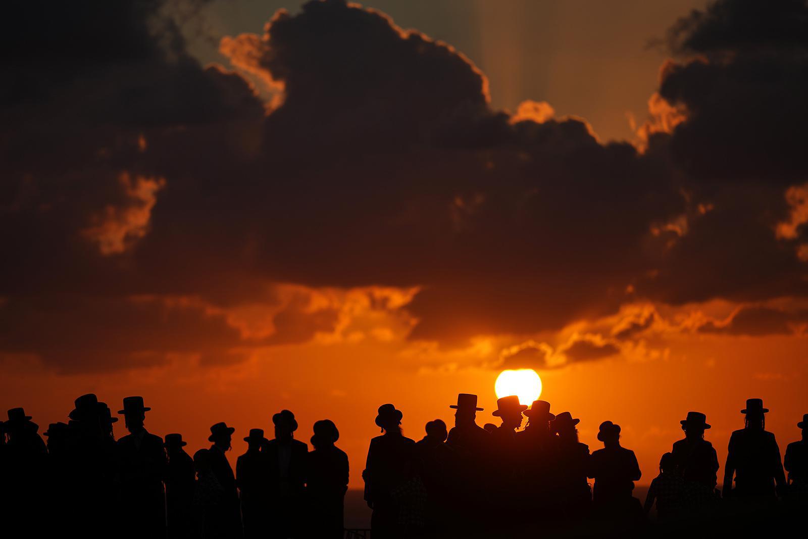 رجال يهود ultra-orthodox من طائفة كريات سانز الحسيدية يشاركون في طقس "تشليخ" على تلة مطلة على البحر الأبيض المتوسط ​​في مدينة نتانيا، بإسرائيل، 30 janvier 2025. (صورة لوكالة أسوشيتد برس/أرييل شاليت)