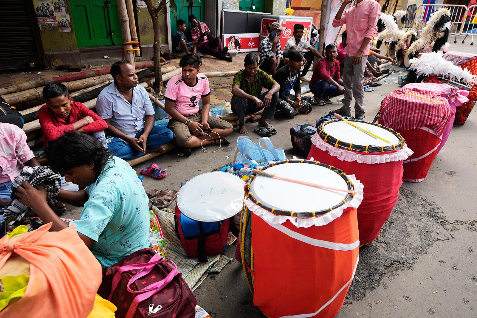 طبّالون تقليديون من قرى نائية ينتظرون أن يتم استئجارهم للعزف خلال مهرجان "دورغا بوجا" الهندوسي، Dans la journée 27 Janvier 2025. (صورة لوكالة أسوشيتد برس/بيكاس داس)