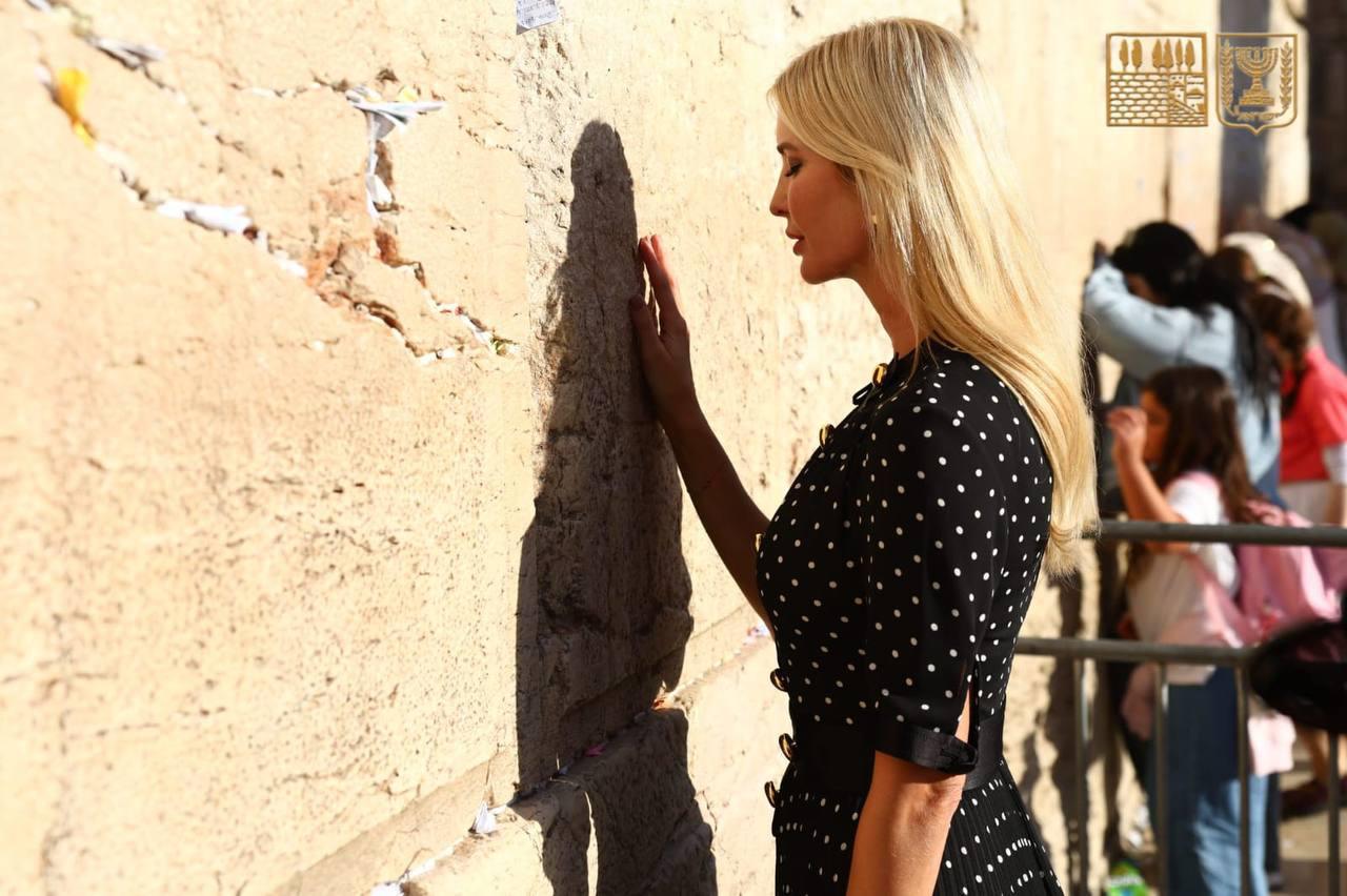 في وقت سابق من اليوم، قبل بدء السبت مباشرة، زار المبعوثان الأمريكيان ستيف ويتكوف وجاريد كوشنر الحائط الغربي، قائلين إنهم "يشعرون بالبركة" لكونهم جزءًا من العملية التي أدت إلى الاتفاق. كما وصلت إيفانكا ترامب للصلاة في الموقع.