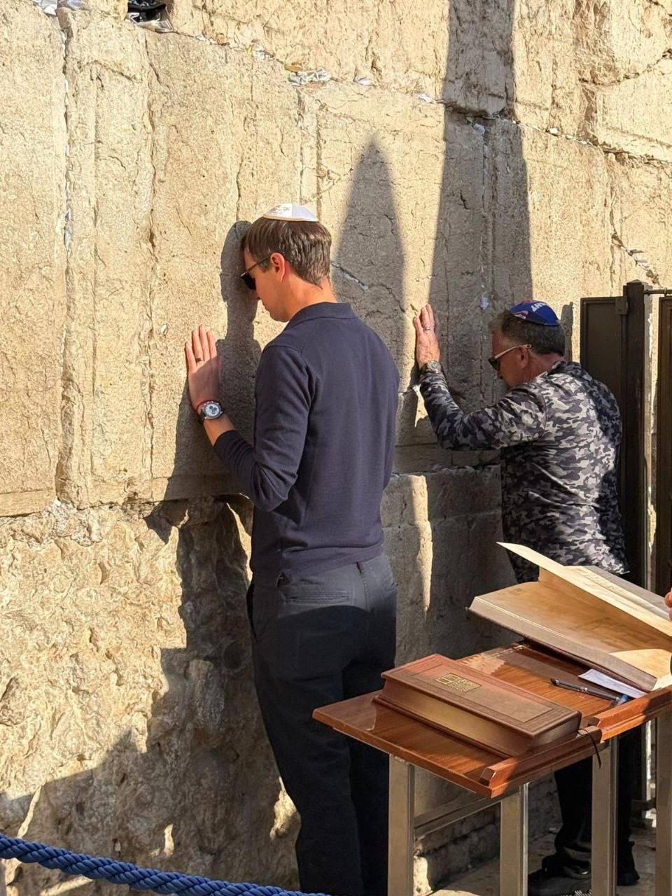 في وقت سابق من اليوم، قبل بدء السبت مباشرة، زار المبعوثان الأمريكيان ستيف ويتكوف وجاريد كوشنر الحائط الغربي، قائلين إنهم "يشعرون بالبركة" لكونهم جزءًا من العملية التي أدت إلى الاتفاق. كما وصلت إيفانكا ترامب للصلاة في الموقع.