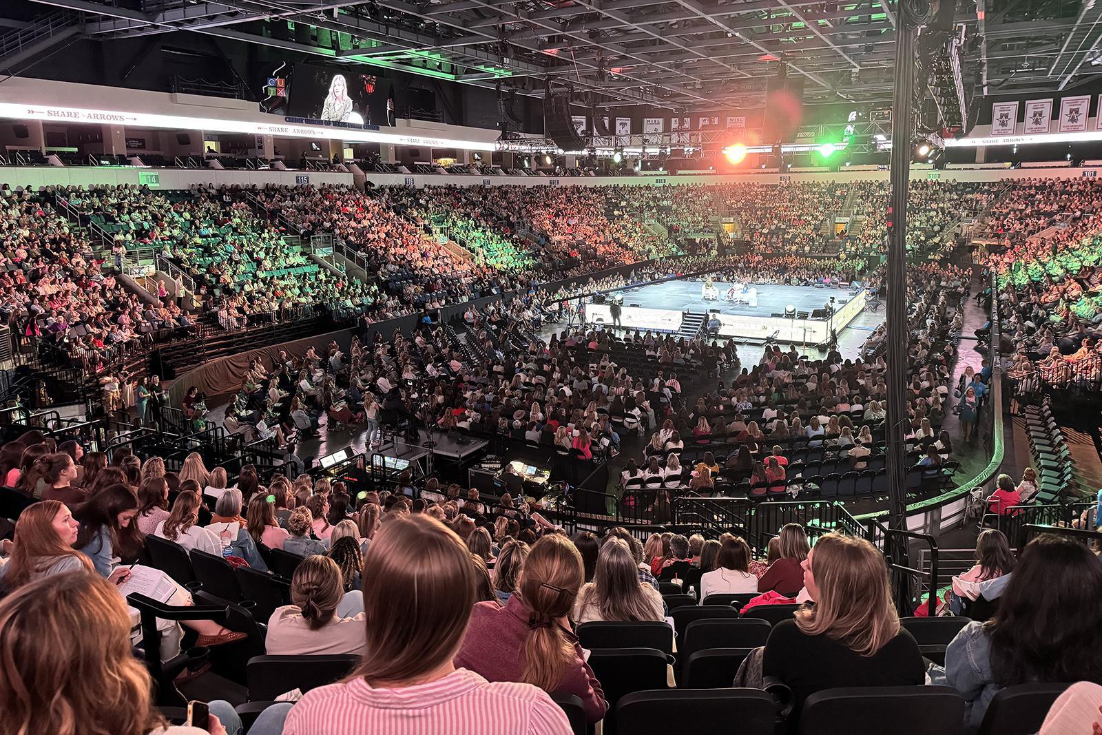 يحضر حوالي 6700 شخص مؤتمر "شارك الأسهم" للنساء، السبت، 11 أكتوبر 2025، في مركز فعاليات اتحاد الائتمان في تكساس في ألين، تكساس. (صورة آر إن إس/كاثرين بوست)