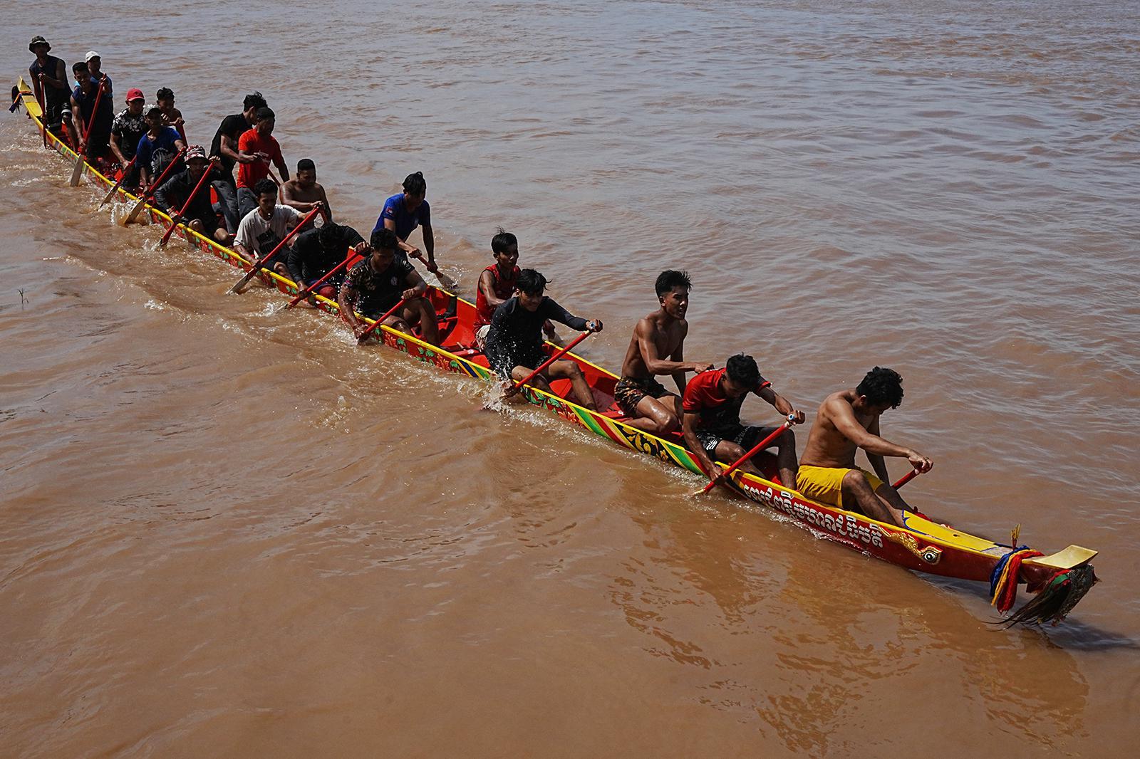 يتدرب المجدفون المحليون على قاربهم الخشبي في نهر ميكونغ قبل المنافسة للاحتفال بنهاية ثلاثة أشهر من الصوم البوذي في قرية بريك أمبيل، مقاطعة كاندال، شمال شرق بنوم بنه، كمبوديا، الإثنين، 6 أكتوبر 2025. (أ ب/هينغ سينيث)