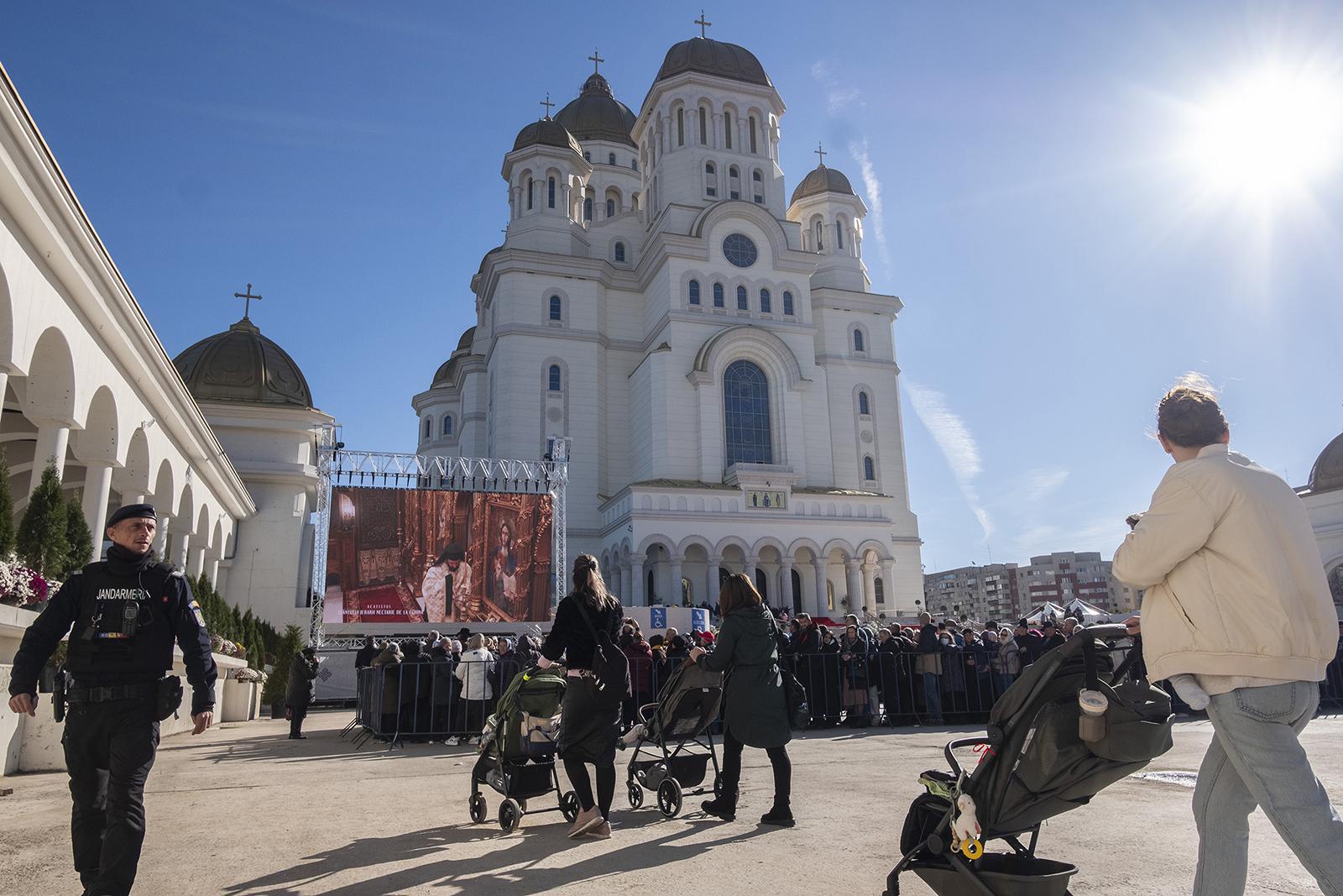 تصطحب الأمهات أطفالهن الرضّع عبر مدخل مخصص لهن لزيارة الكاتدرائية الوطنية في بوخارست