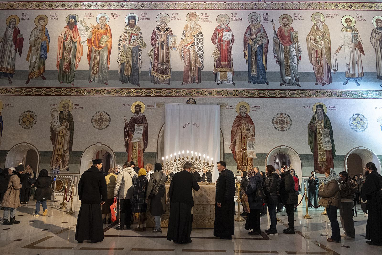 يصلي الحجاج أمام صندوق ذخائر القديس أندراوس، شفيع رومانيا، داخل مذبح الكاتدرائية الوطنية في بوخارست