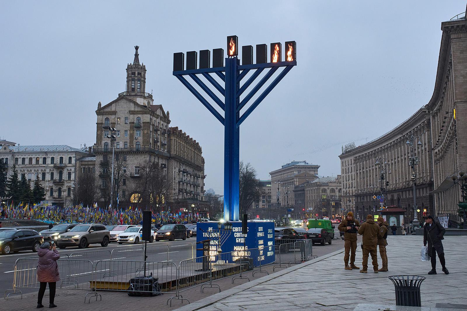 يمر الناس بجانب شمعدان للاحتفال بحانوكا في ساحة الاستقلال، في كييف، أوكرانيا، يوم الثلاثاء 16 ديسمبر 2025.