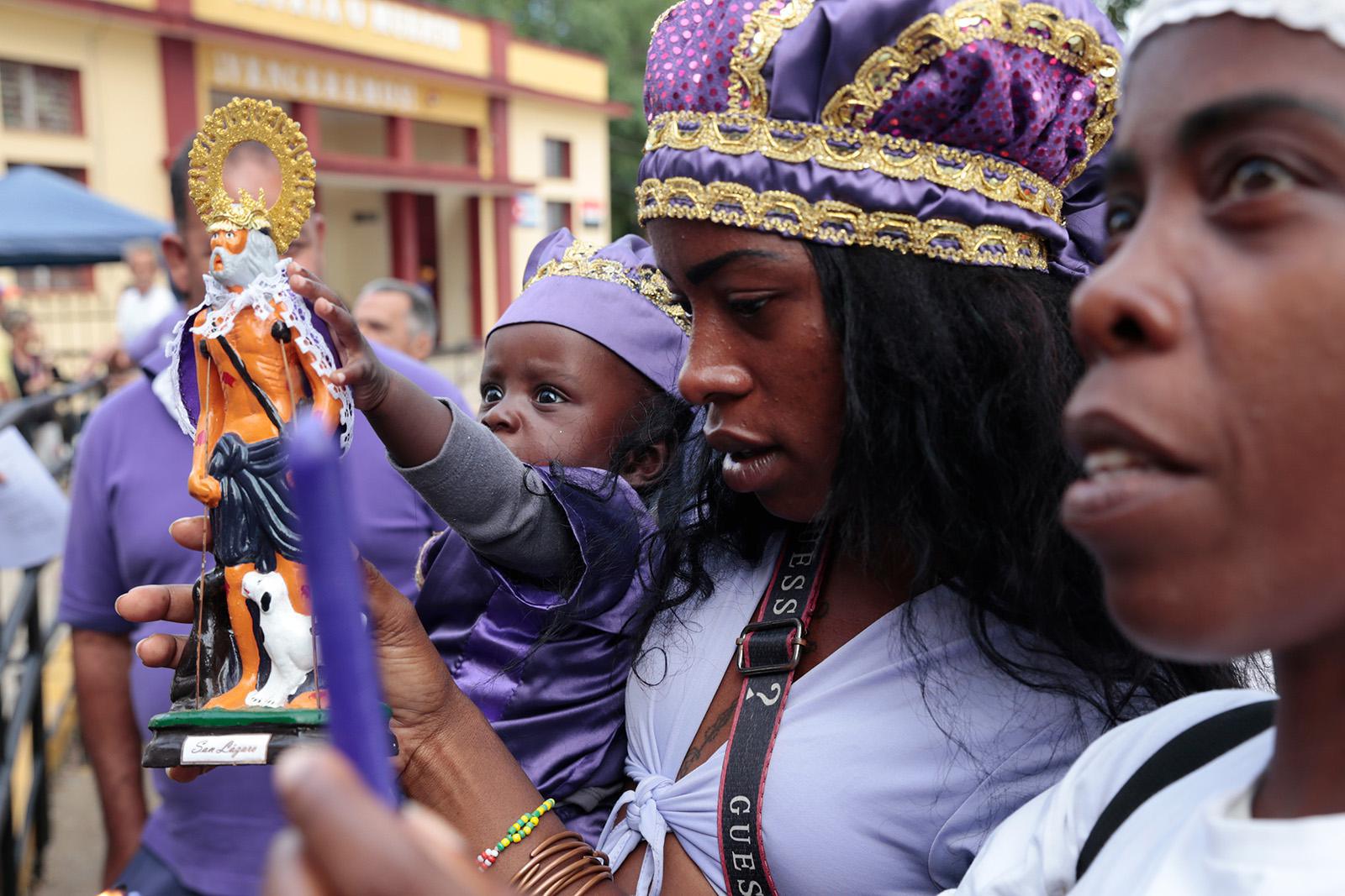  يشارك المصلون في موكب القديس لعازر السنوي، وهو حج يمزج بين التقاليد الكاثوليكية وتقاليد السانتيريا الأفرو-كوبية، في إل رينكون، على مشارف هافانا، كوبا، يوم الخميس ١٦ ديسمبر ٢٠٢٥. (صورة من وكالة أسوشيتد برس/خورخي لويس بانوس)