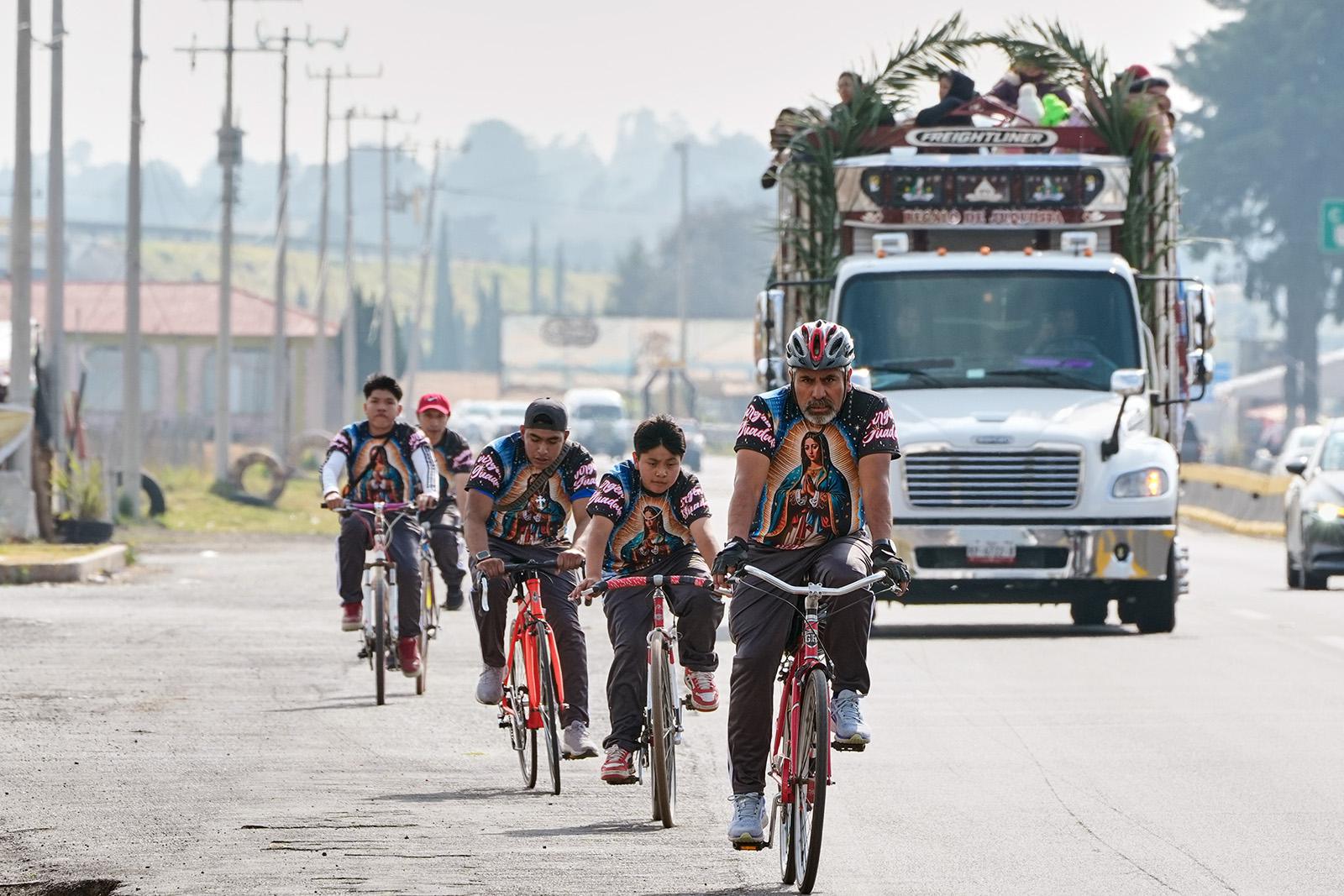  حجاج يركبون الدراجات الهوائية متجهين إلى مدينة مكسيكو للمشاركة في احتفالات تكريم سيدة غوادالوبي، في سان فرانسيسكو زينتلالبان، المكسيك، الأربعاء 10 ديسمبر/كانون الأول 2025. (صورة من وكالة أسوشييتد برس/فرناندو ليانو)