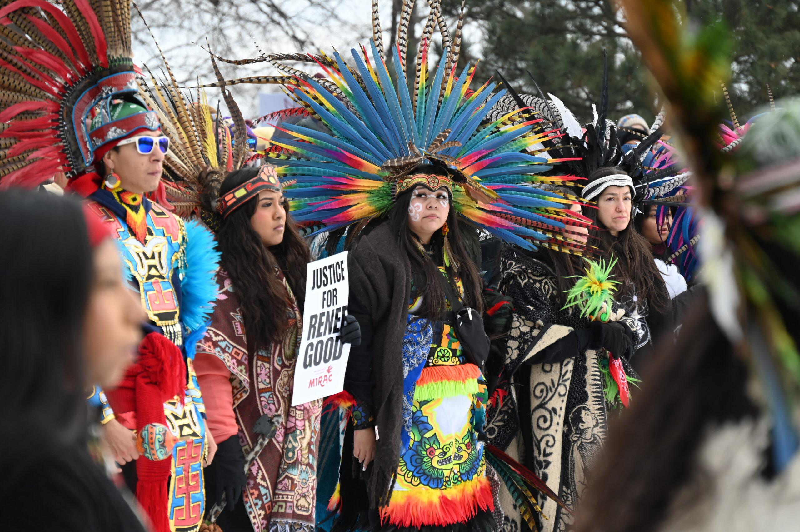 كانت مجموعة من قادة السكان الأصليين من بين عشرات الآلاف الذين تجمعوا في حديقة باودرهورن في مينيابوليس يوم السبت 10 يناير 2026، للاحتجاج على وجود إدارة الهجرة والجمارك في المدينة ومقتل رينيه غود برصاص الشرطة. (صورة من خدمة الأخبار الدينية/جاك جينكينز) 