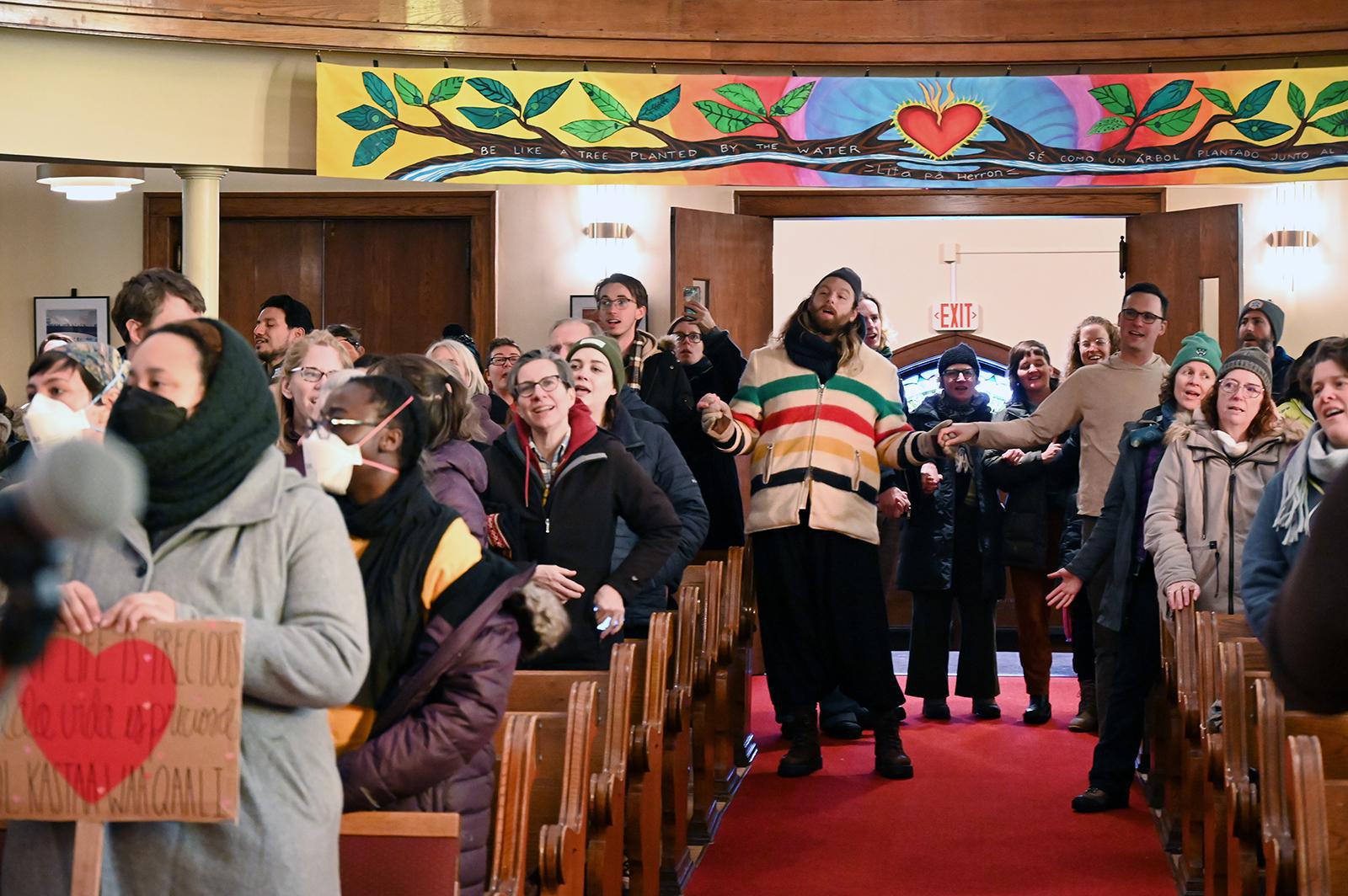 يشارك الناس في ترنيم صلاة في كنيسة سان بابلو - القديس بولس اللوثرية، الأحد 11 يناير 2026، في مينيابوليس. (صورة من خدمة الأخبار الدينية/جاك جينكينز) 