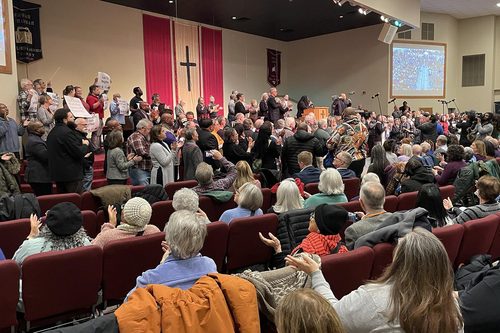 اجتمع قادة دينيون من مختلف أنحاء الولايات المتحدة في كنيسة القديس يوحنا المعمدانية التبشيرية في سبرينغفيلد، أوهايو، يوم الاثنين 2 فبراير 2026، لتقديم دعمهم للمهاجرين الهايتيين الذين يخشون فقدان وضعهم المؤقت المحمي في الولايات المتحدة. (صورة RNS/جانا ريس) 