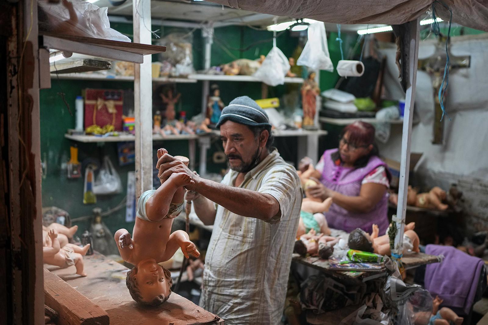 يقوم أدولفو فيرتيز بإصلاح تمثال صغير ليسوع الطفل قبل عيد الشموع، أو ديا دي لا كانديلاريا، في مدينة مكسيكو يوم الخميس 29 يناير 2026. (صورة من وكالة أسوشييتد برس/إدواردو فيردوغو)