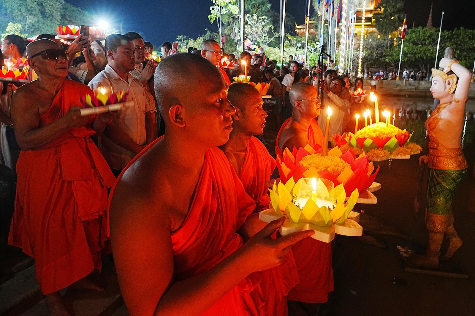 عيد الشموع في المكسيك، والغموض الذي يكتنف وضع الحماية المؤقتة في هايتي، وغير ذلك الكثير. يُظهر هذا المشهد رهبانًا بوذيين كمبوديين يُطلقون الشموع في بركة خلال يوم مياك بوتشيا في معبد وات فنات سامبيلي، بضواحي بنوم بنه، كمبوديا، يوم الاثنين 2 فبراير 2026. يُحتفل بهذا المهرجان تكريمًا لبوذا. (صورة من وكالة أسوشييتد برس/هينغ سينيث)