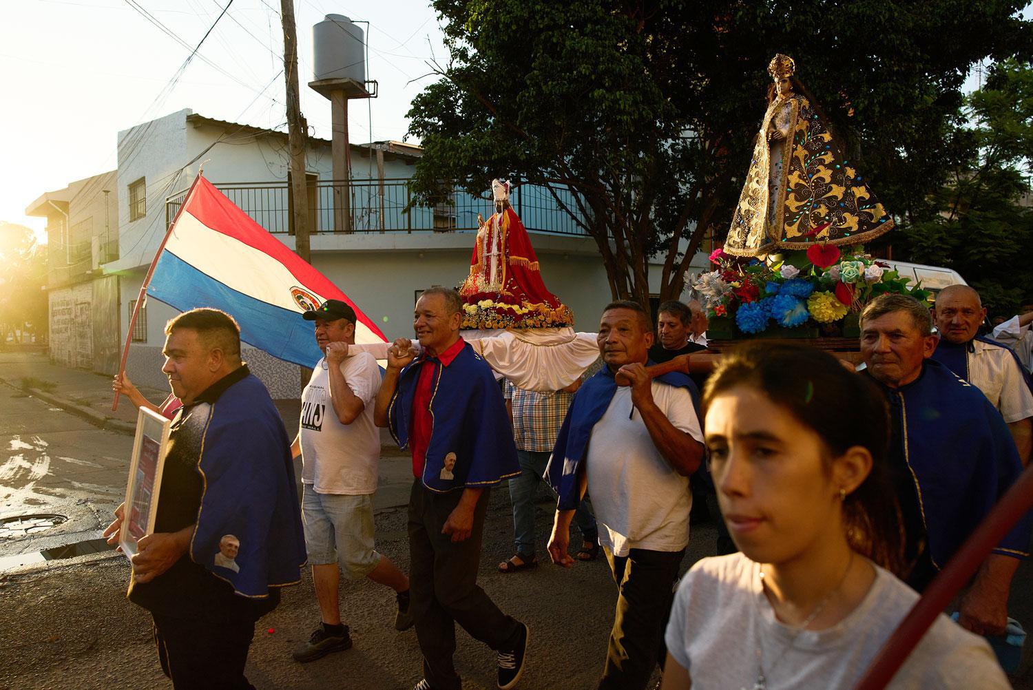مصلون يشاركون في موكب تكريمًا للقديس بليز بالقرب من كنيسة كاكوبي في حي باراكاس بمدينة بوينس آيرس، الأرجنتين، يوم الثلاثاء 3 فبراير 2026. (صورة من وكالة أسوشييتد برس/رودريغو عبد) 