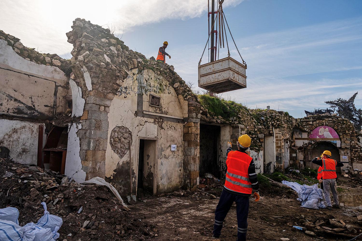 عمال يزيلون الأنقاض وينقذون الأحجار من أنقاض كنيسة القديس بولس الأرثوذكسية اليونانية، التي تضررت في زلزال عام 2023، في مدينة أنطاكيا جنوب تركيا، يوم الأربعاء 4 فبراير 2026. (صورة من وكالة أسوشييتد برس/مراد كوجاباس) 