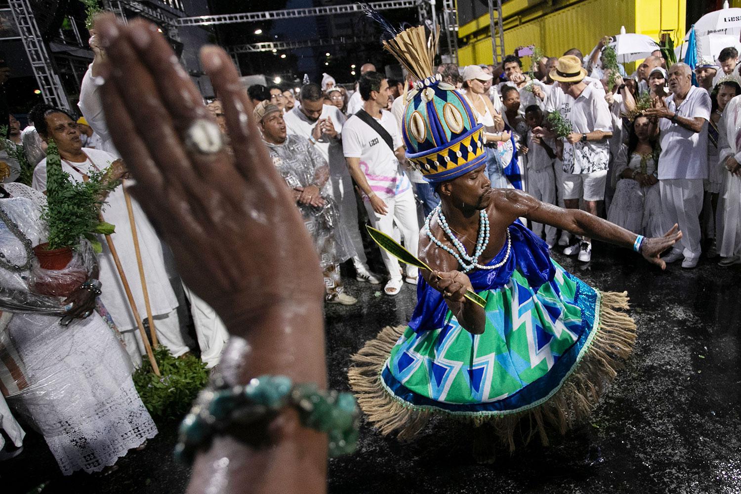 رجل يمثل أوريشا أوغوم اليوروبي يؤدي طقوس "لافاجيم"، وهي طقوس تسبق الكرنفال تهدف إلى جلب الحظ السعيد ونشر الطاقة الإيجابية، بالإضافة إلى تطهير وتبريك سامبادروم ريو دي جانيرو، يوم السبت 7 فبراير 2026. (صورة من وكالة أسوشييتد برس/برونا برادو) 