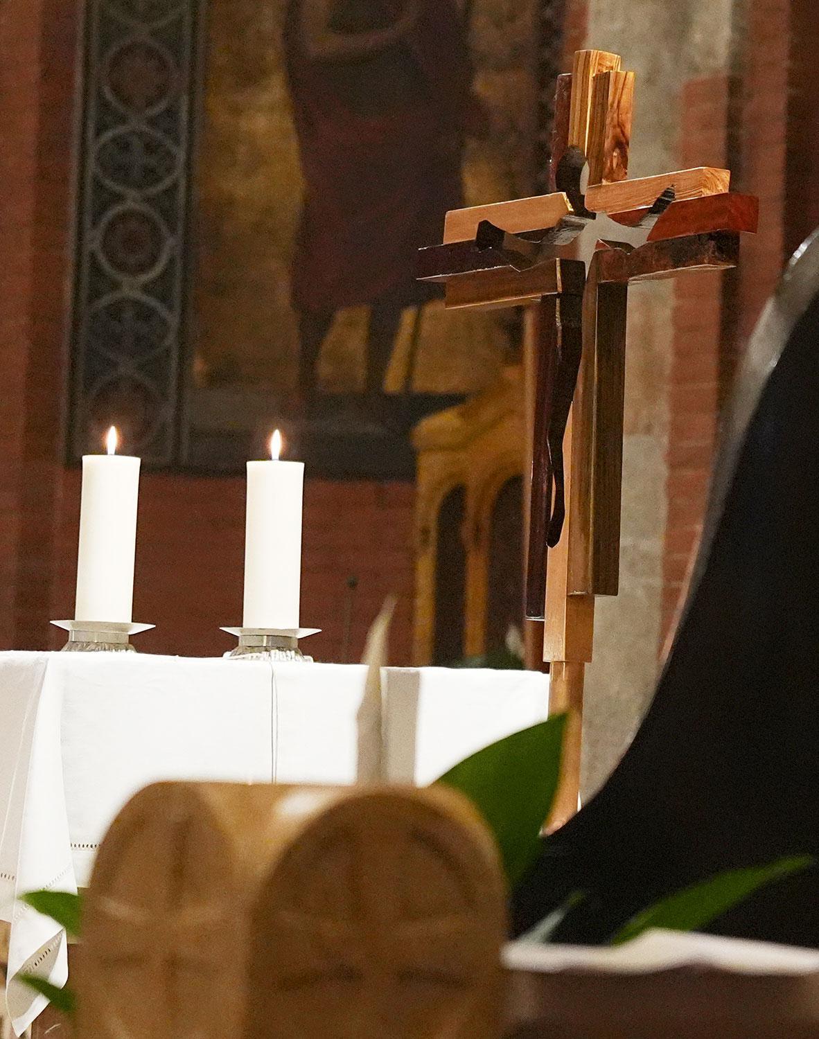 يظهر "صليب الرياضيين" خلال قداس أقيم في بازيليكا سان بابيلا، الملقبة بكنيسة الرياضيين خلال دورة الألعاب الأولمبية الشتوية لعام 2026، في ميلانو، إيطاليا، يوم السبت 8 فبراير 2026. ينتقل الصليب من مدينة إلى أخرى كرمز للإيمان والوحدة وقيم الرياضة. (صورة من وكالة أسوشييتد برس/ماريا تيريزا هيرنانديز) 