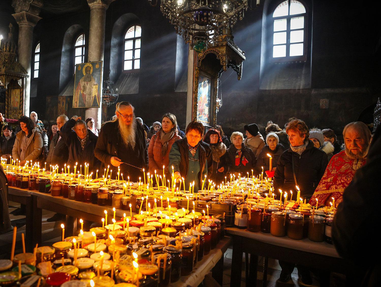  حضر المصلون قداسًا أرثوذكسيًا لـ"تقديس العسل" في كنيسة تقديم العذراء مريم في بلاغويفغراد، بلغاريا، يوم الثلاثاء 10 فبراير 2026، وهو عيد القديس هارالامبوس، شفيع النحالين الأرثوذكسي. (صورة AP/فالنتينا بتروفا) (صورة من وكالة أسوشيتد برس/فالنتينا بتروفا) 