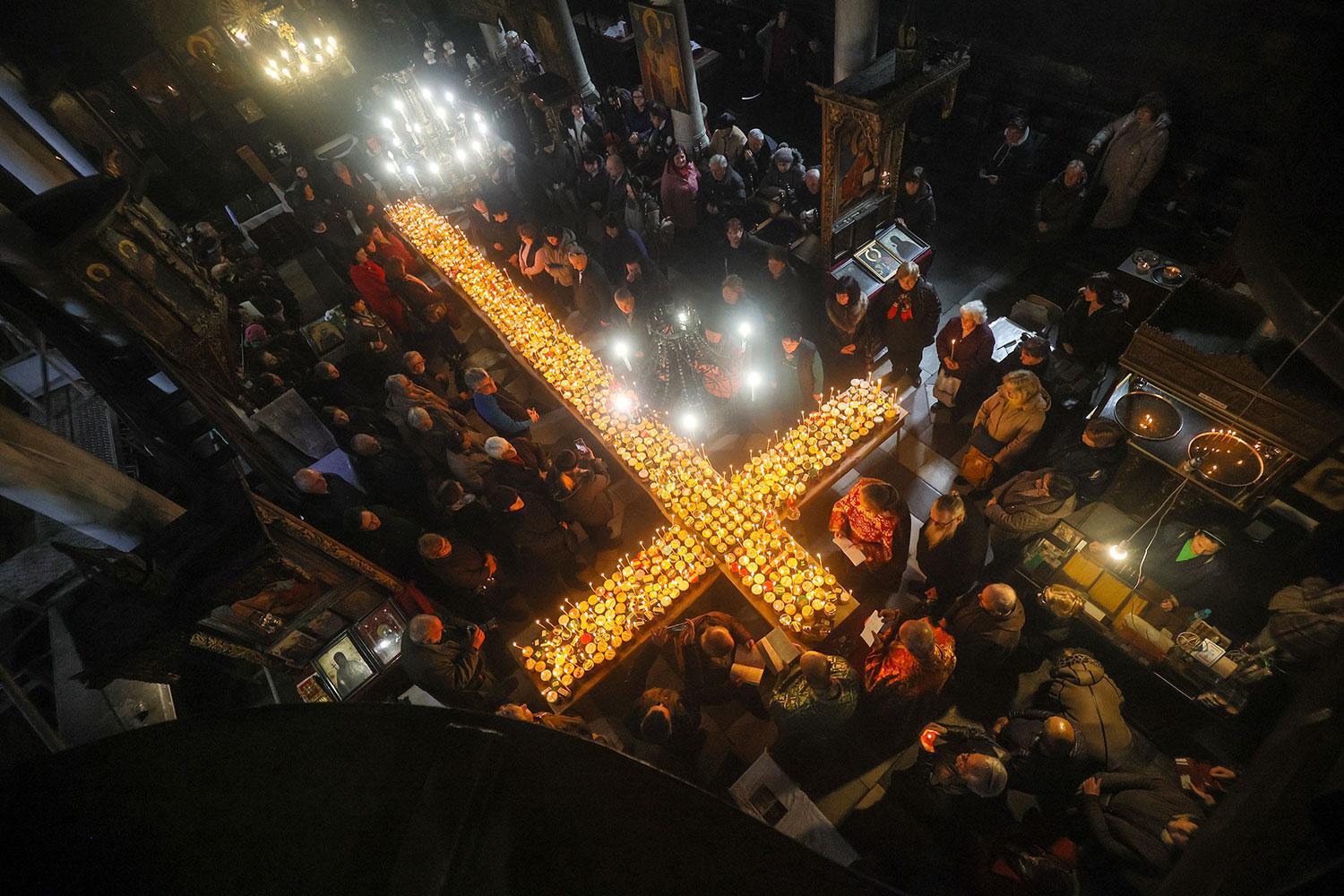  حضر المصلون قداسًا أرثوذكسيًا لـ"تقديس العسل" في كنيسة تقديم العذراء مريم في بلاغويفغراد، بلغاريا، يوم الثلاثاء 10 فبراير 2026، وهو عيد القديس هارالامبوس، شفيع النحالين الأرثوذكسي. (صورة AP/فالنتينا بتروفا) (صورة من وكالة أسوشيتد برس/فالنتينا بتروفا) 