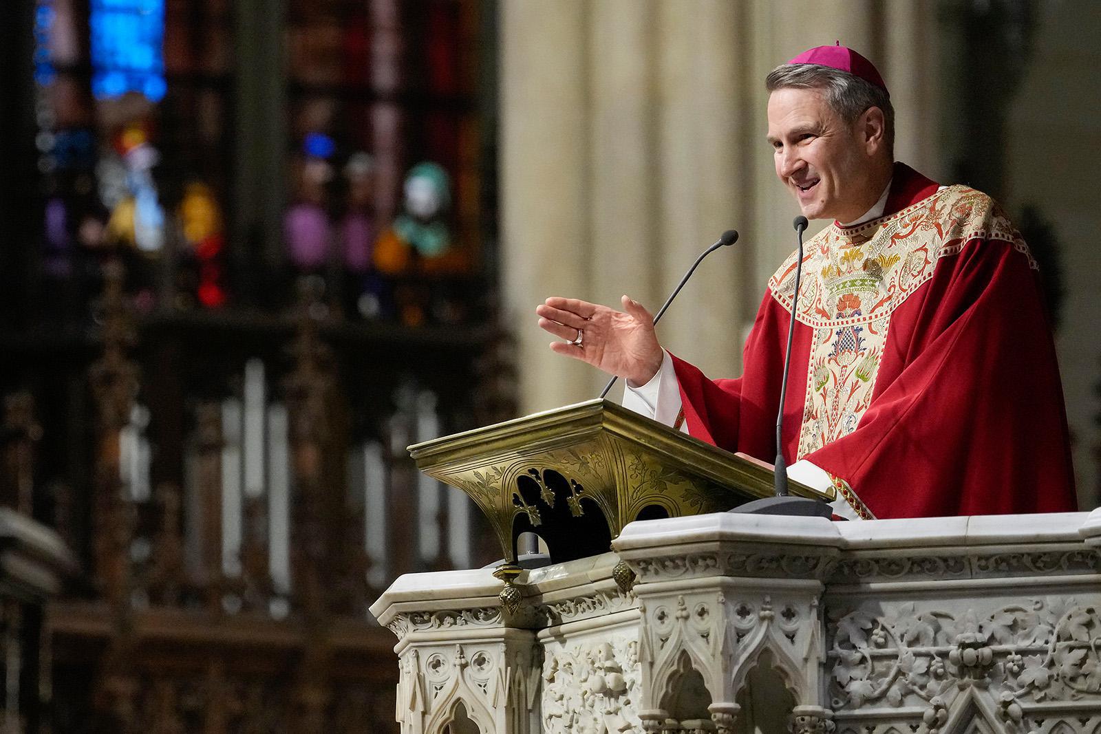 ألقى رئيس الأساقفة رونالد هيكس عظةً خلال قداس تنصيبه في كاتدرائية القديس باتريك يوم الجمعة 6 فبراير/شباط 2026 في مدينة نيويورك. (صورة من وكالة أسوشيتد برس/يوكي إيوامورا) 
