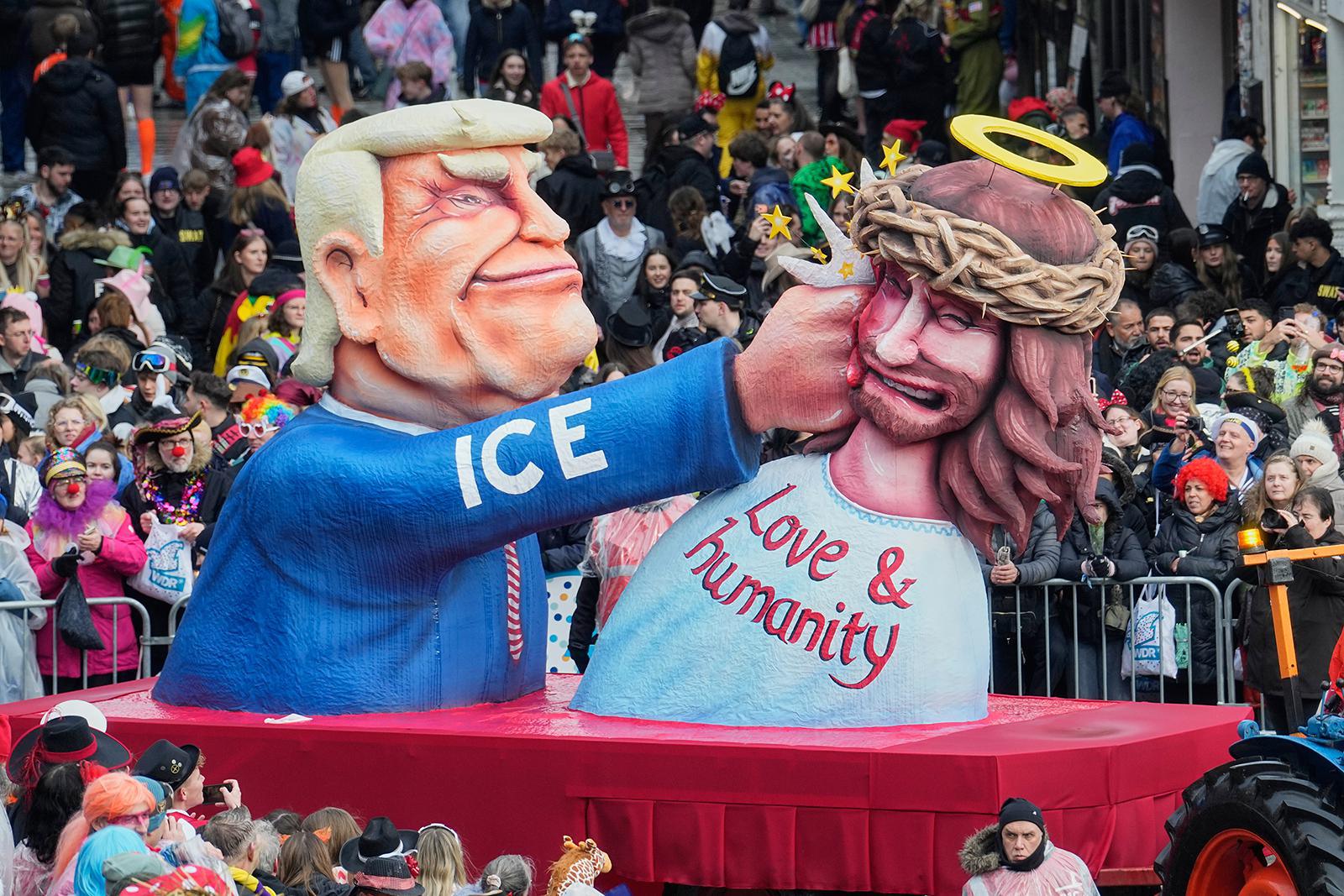 تظهر عربة كرنفالية تُجسد الرئيس الأمريكي دونالد ترامب خلال موكب كرنفال روزمونداي في دوسلدورف، ألمانيا، يوم الاثنين 16 فبراير 2026 (صورة من وكالة أسوشيتد برس/مارتن مايسنر). 