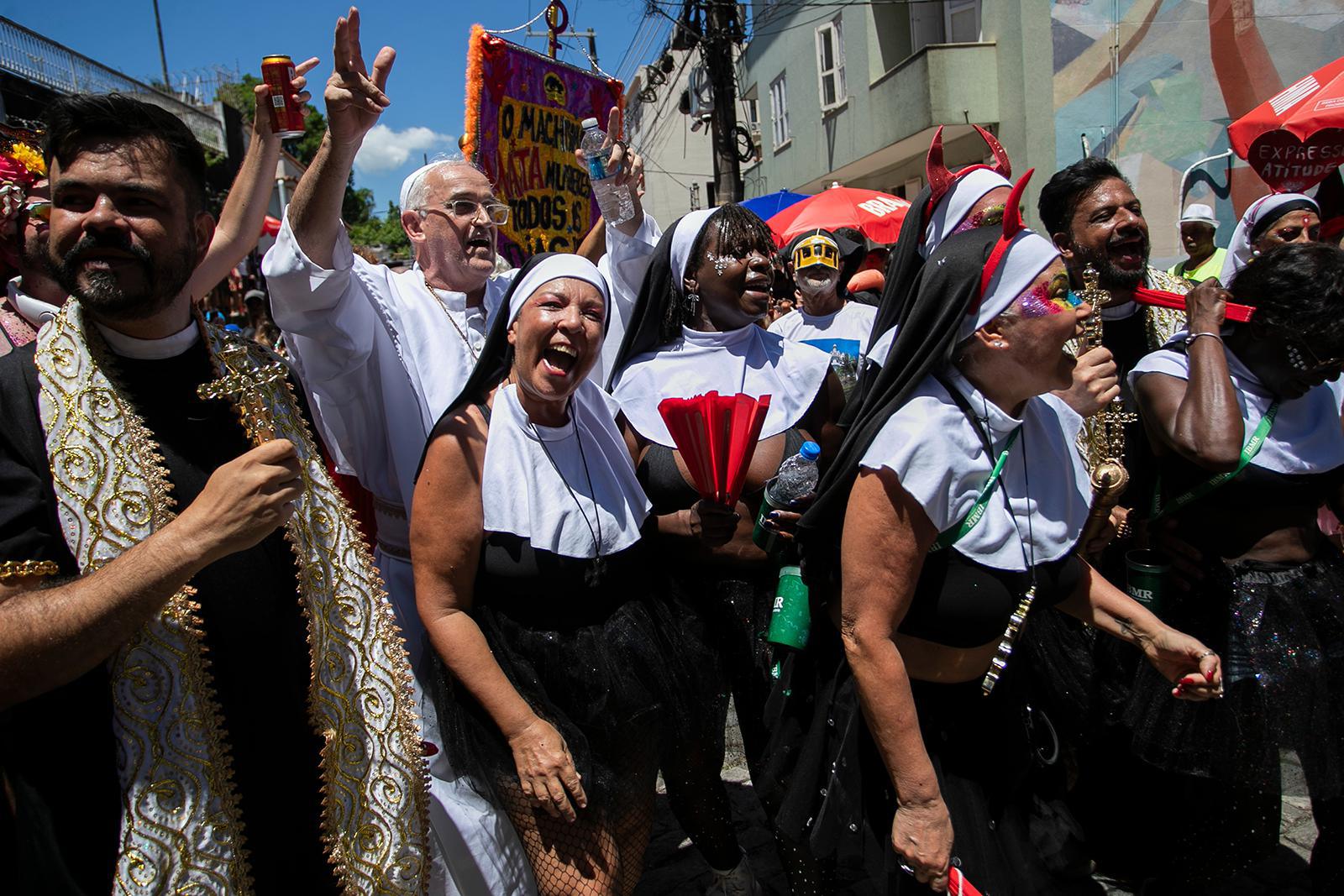 يرقص محتفلون يرتدون أزياء الكهنة والراهبات خلال احتفالات كارميليتاس في الشارع في أول يوم رسمي من الكرنفال في ريو دي جانيرو، يوم الجمعة 13 فبراير 2026 (صورة من وكالة أسوشيتد برس/برونا برادو). 