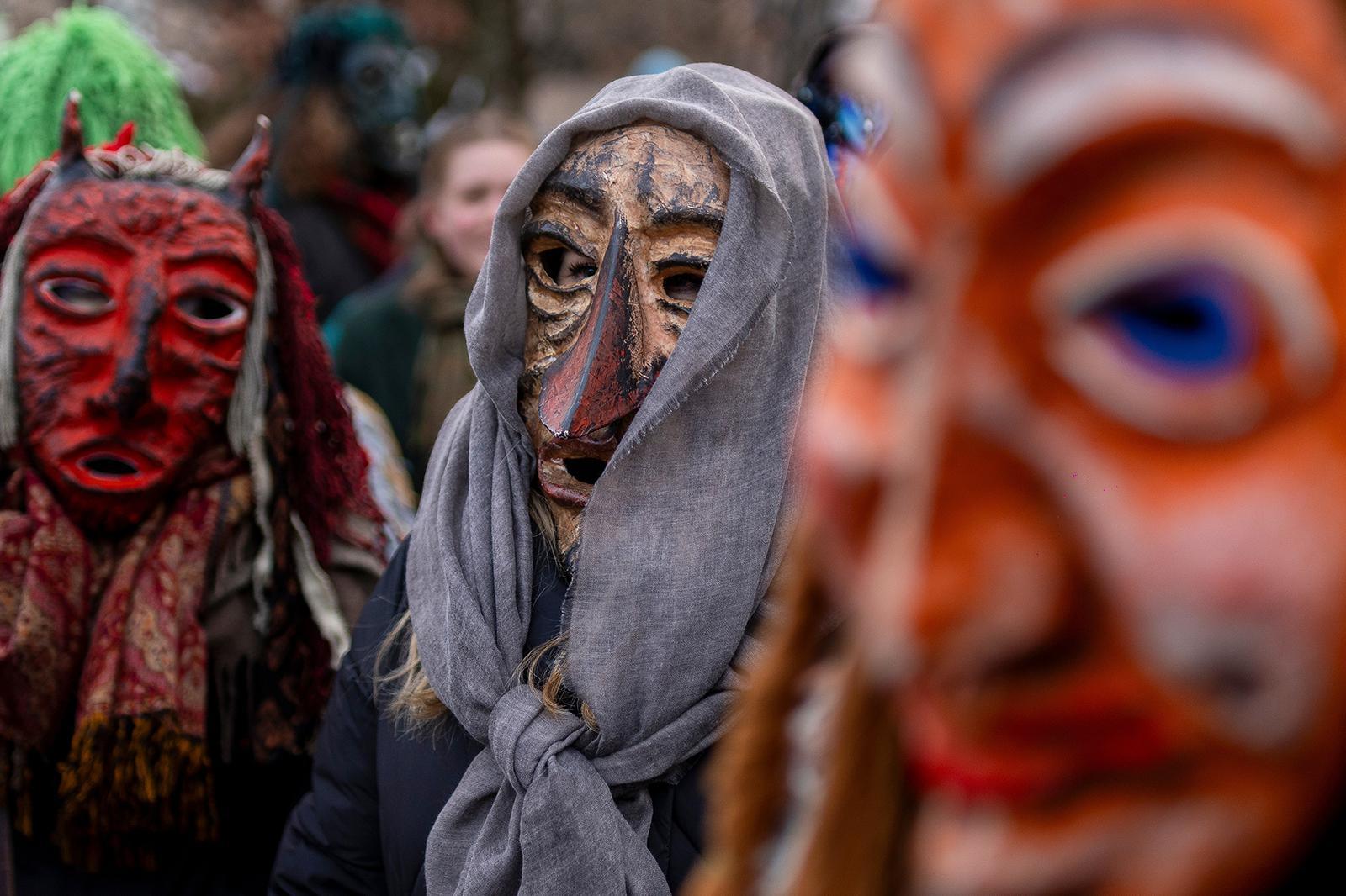 يرتدي أفراد جيلز أوف بينش قبعاتهم التقليدية المصنوعة من ريش النعام ويستعدون لرمي البرتقال خلال احتفالات الكرنفال في بينش، بلجيكا، يوم الثلاثاء. ١٧ فبراير ٢٠٢٦. (صورة من وكالة أسوشيتد برس/عمر هافانا) 