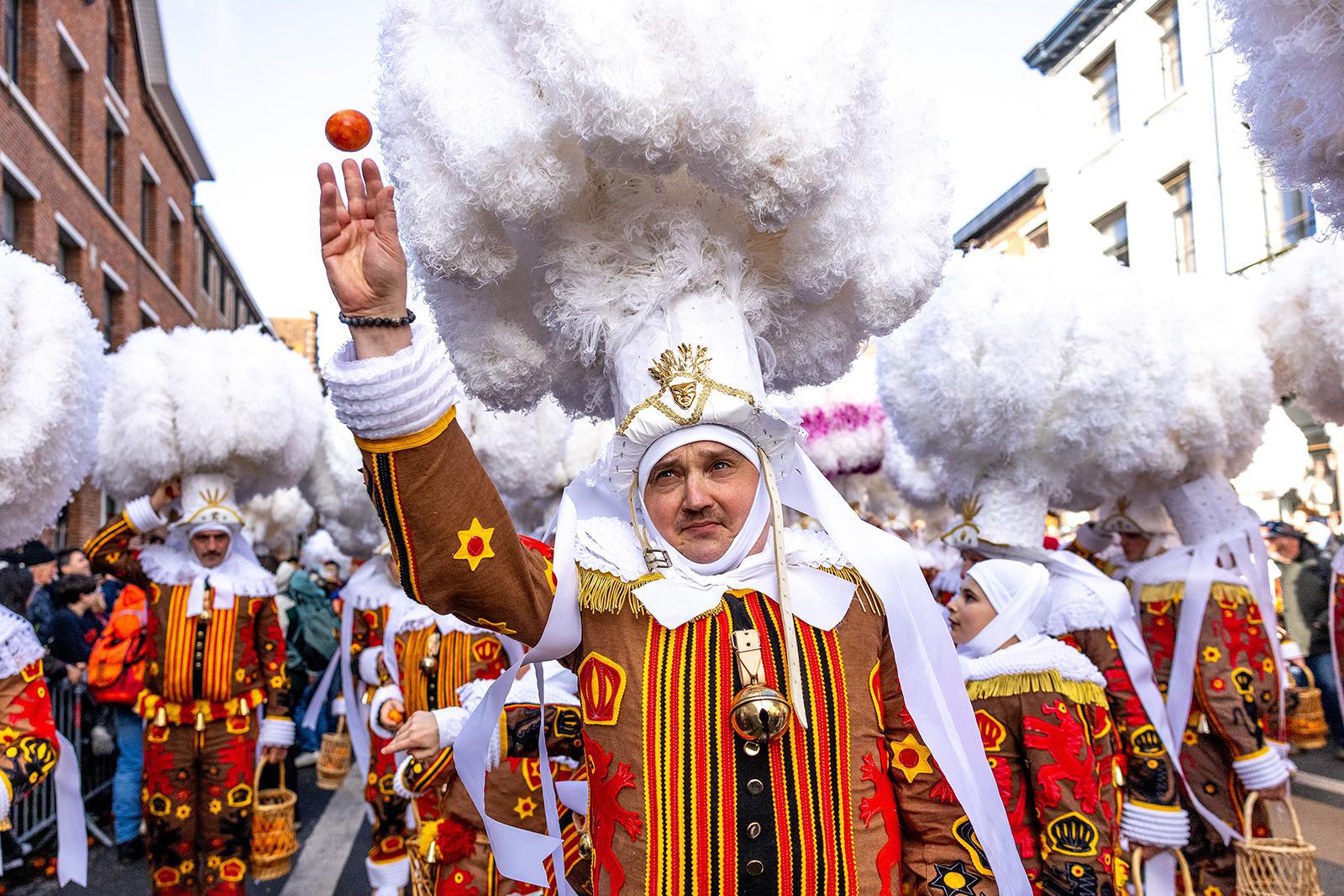 يمرّ المشاركون في موكب جمعية القديسة آن عبر حيّي بايووتر وماريني في يوم ماردي غرا، الثلاثاء ١٧ فبراير ٢٠٢٦، في نيو أورليانز. (صورة من وكالة أسوشيتد برس/ماثيو هينتون) 