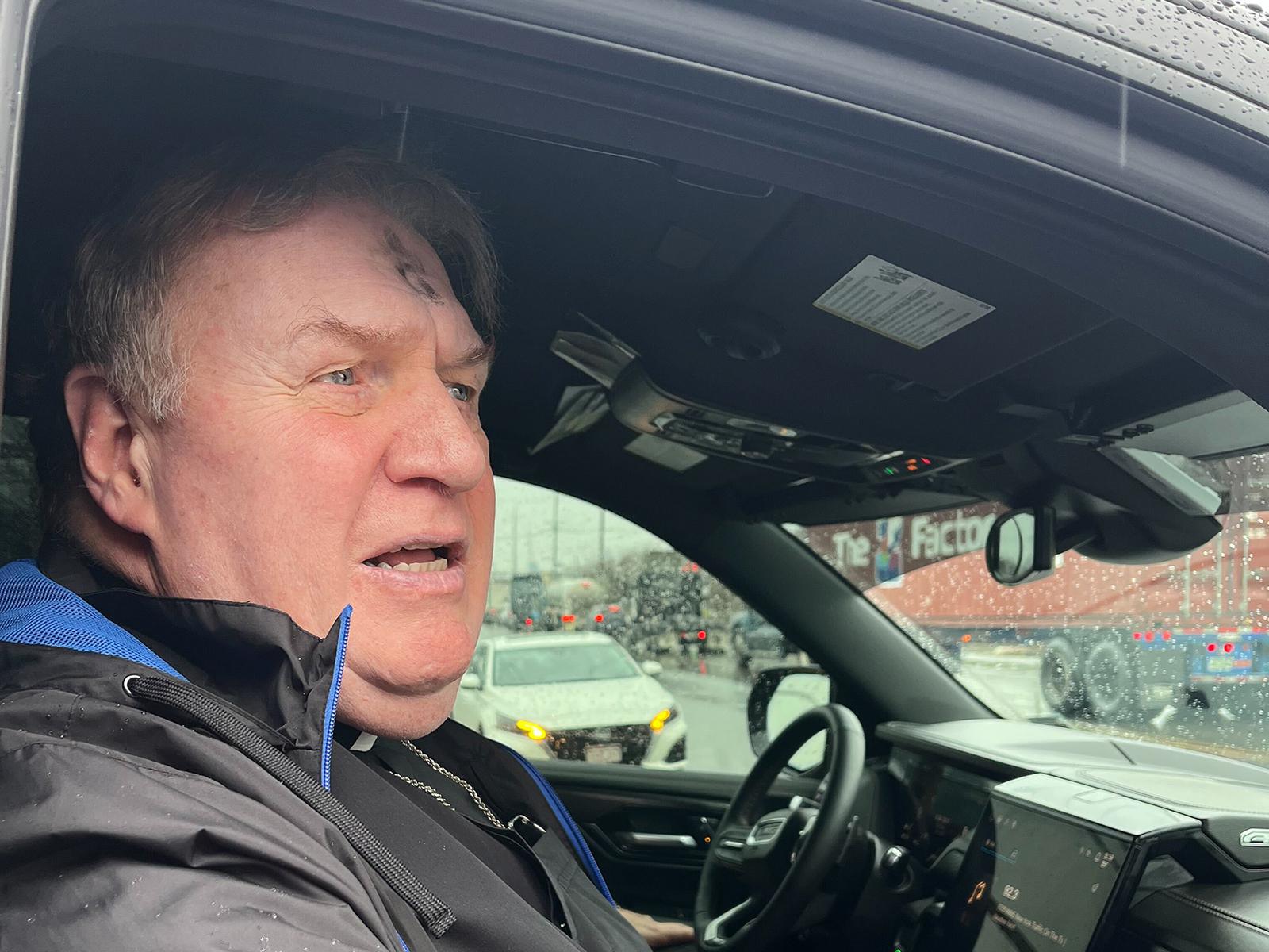 يغادر الكاردينال جوزيف توبين، رئيس أساقفة نيوارك، نيو جيرسي، مركز احتجاز ديلاني هول التابع لإدارة الهجرة والجمارك بعد إقامة قداس أربعاء الرماد مع المحتجزين، 18 فبراير/شباط 2026، في نيوارك، نيو جيرسي. (صورة من خدمة الأخبار الدينية/فيونا أندريه) 