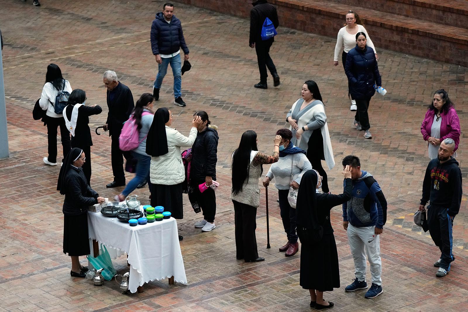 يصطف الكاثوليك لوضع علامة على جباههم بالرماد على شكل صليب خلال قداس أربعاء الرماد خارج كنيسة الطفل الإلهي في بوغوتا، كولومبيا، الأربعاء 18 فبراير/شباط 2026، بداية موسم الصوم الكبير المسيحي، وهي فترة توبة وتأمل تسبق عيد الفصح. (صورة من وكالة أسوشيتد برس/فرناندو فيرغارا) 