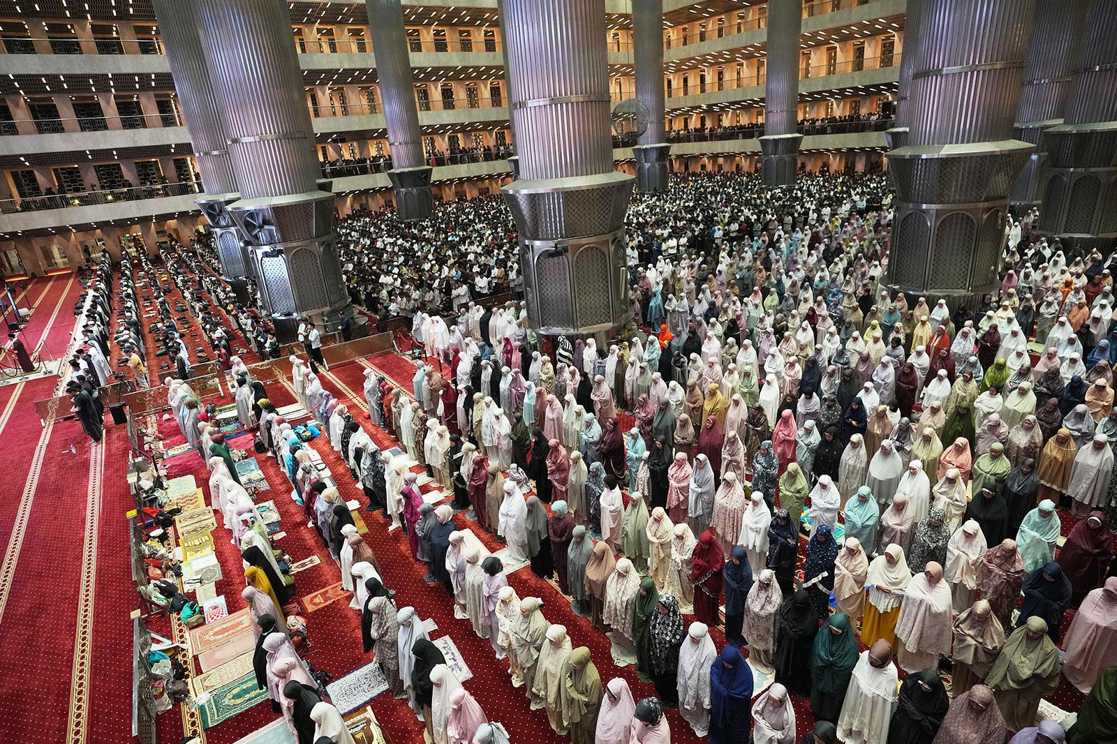 مسلمون إندونيسيون يؤدون صلاة التراويح، إيذانًا ببدء شهر رمضان المبارك، في مسجد الاستقلال بجاكرتا، إندونيسيا، الأربعاء 18 فبراير/شباط 2026. (صورة من وكالة أسوشيتد برس/أحمد إبراهيم) 