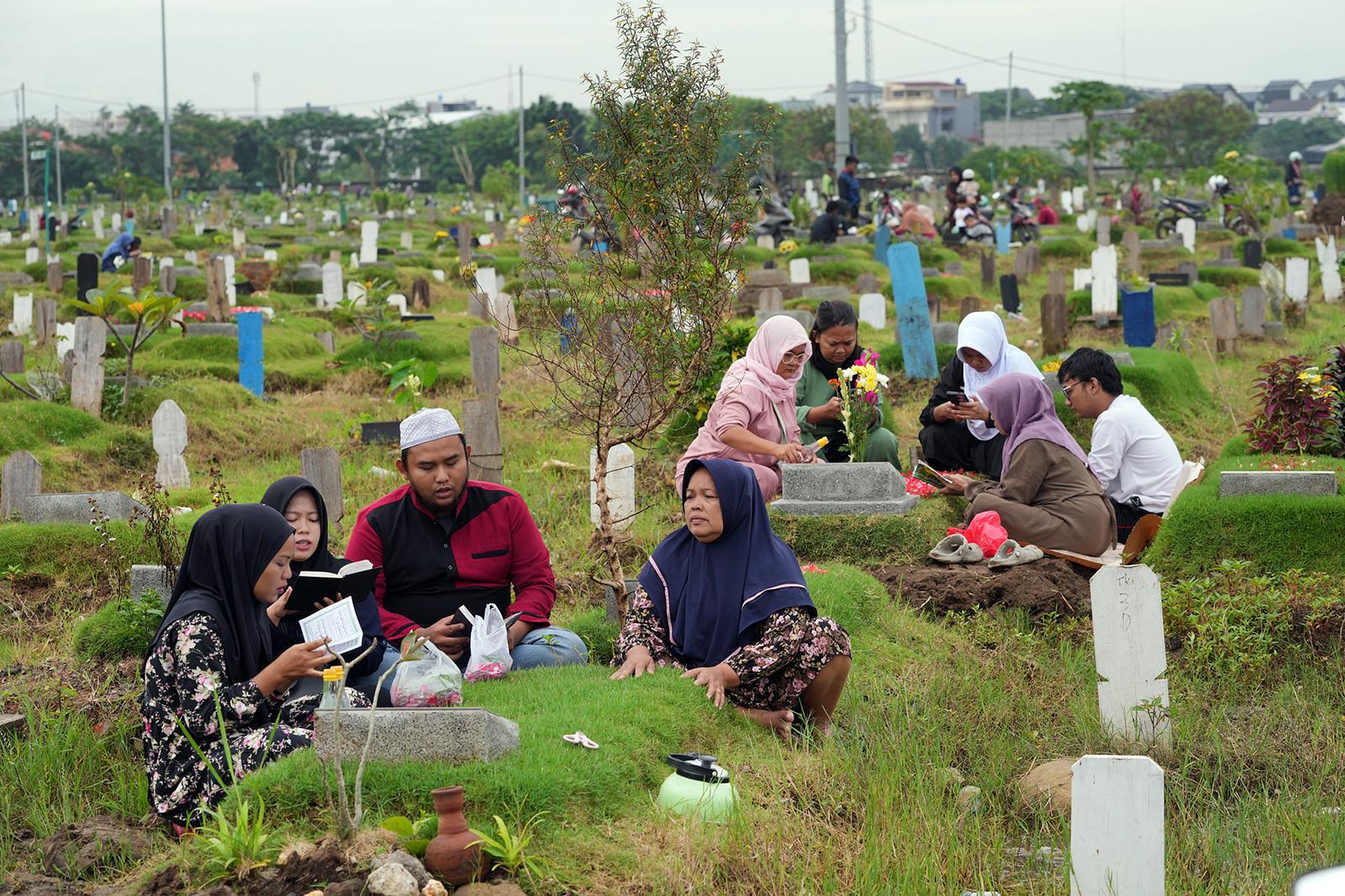  أناس يصلّون عند قبور أقاربهم قبل حلول شهر رمضان المبارك في جاكرتا، إندونيسيا، الأحد 15 فبراير/شباط 2026. (صورة من وكالة أسوشيتد برس/أحمد إبراهيم) 