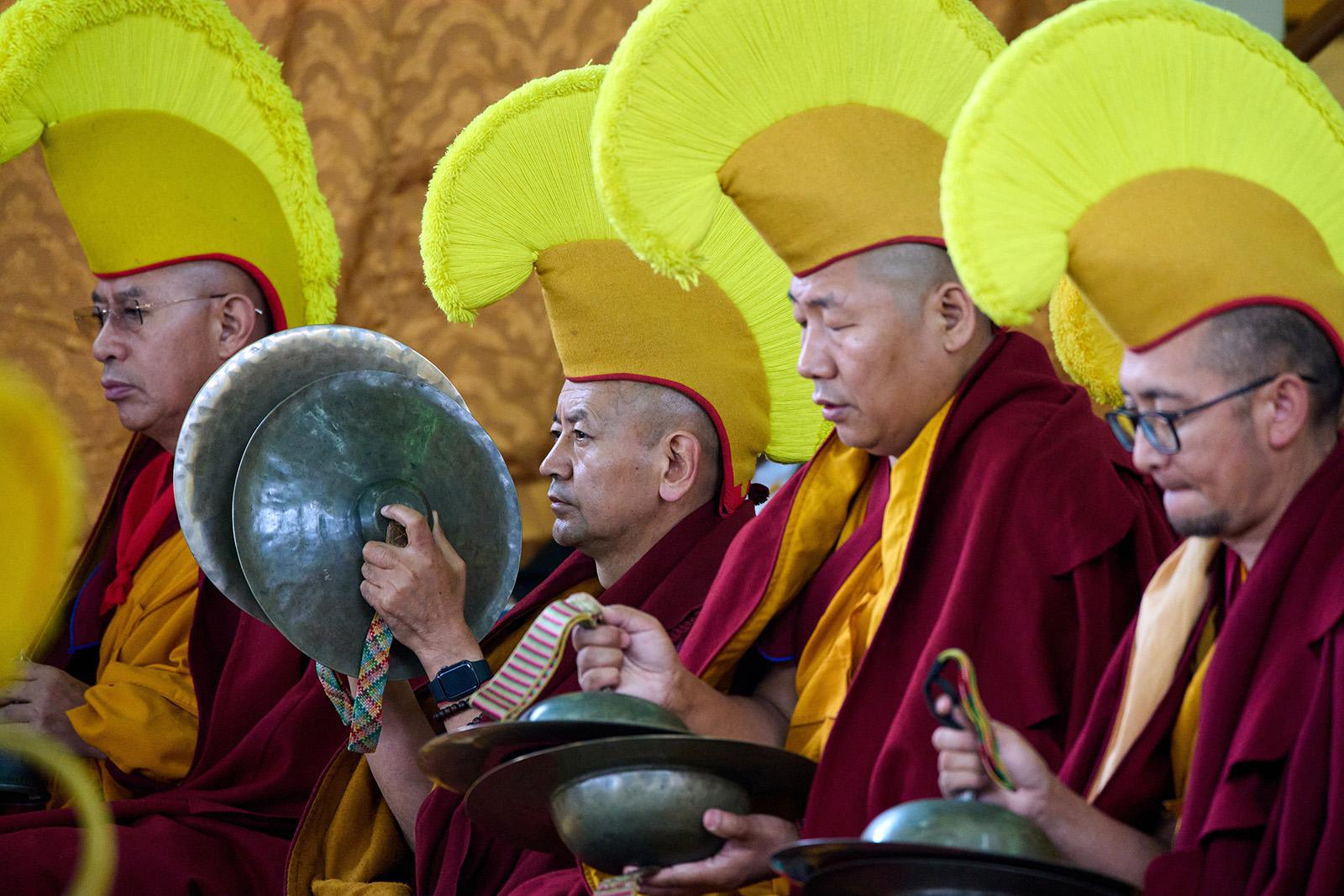 رهبان بوذيون تبتيون منفيون يعزفون على الصنوج أثناء أدائهم الصلوات الطقسية في معبد تسوغلاخانغ لاستقبال السنة التبتية الجديدة، أو لوسار، في دارامشالا، الهند، الأربعاء 18 فبراير/شباط 2026. (صورة من وكالة أسوشيتد برس/أشويني بهاتيا) 