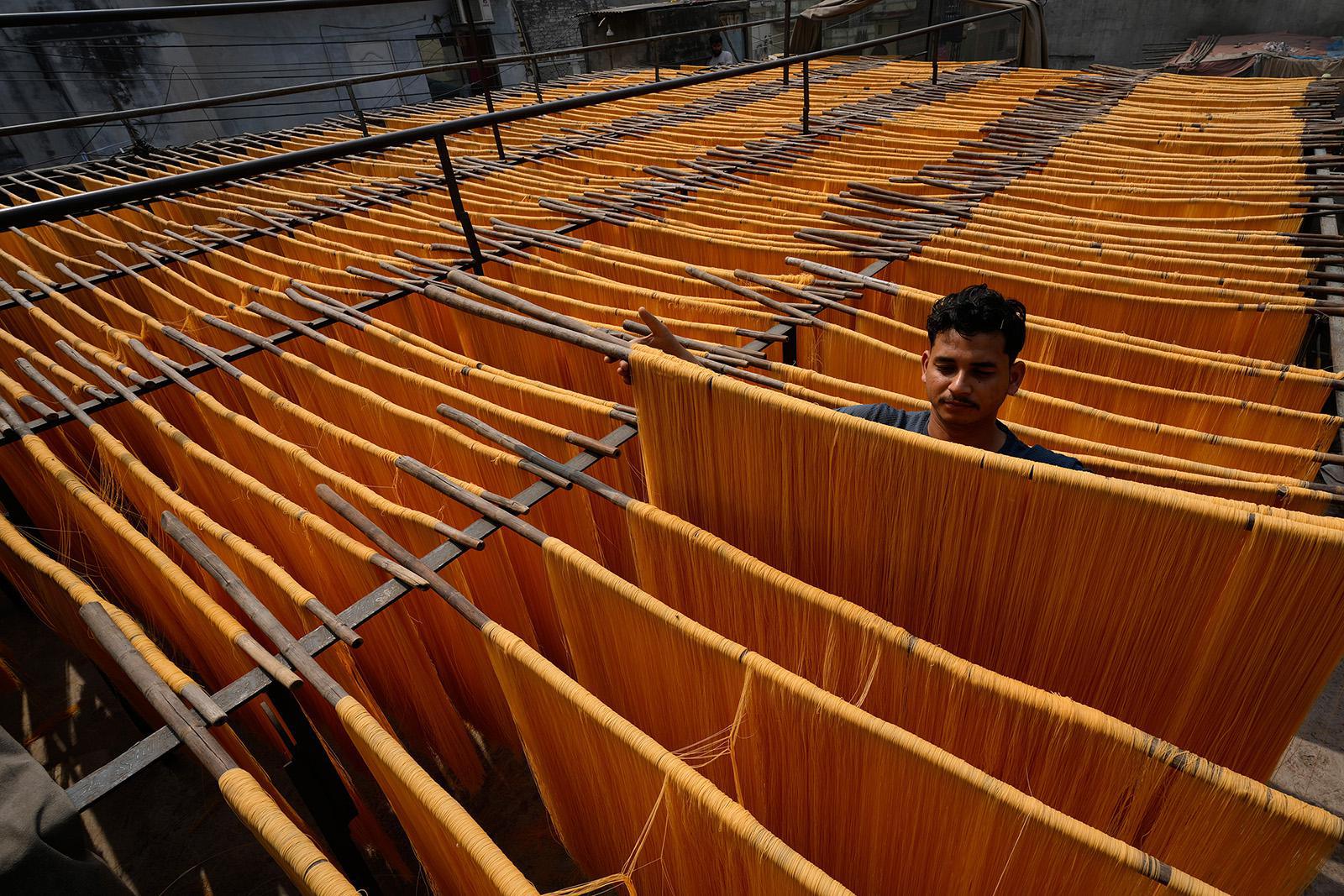 بائع يُرتب شعيرية الفيرميسيلي التقليدية، وهي من الأطعمة المفضلة خلال شهر رمضان المبارك، في مصنع بمدينة لاهور، باكستان، الثلاثاء 24 فبراير 2026. (صورة من وكالة أسوشيتد برس/ك.م. تشودري) 