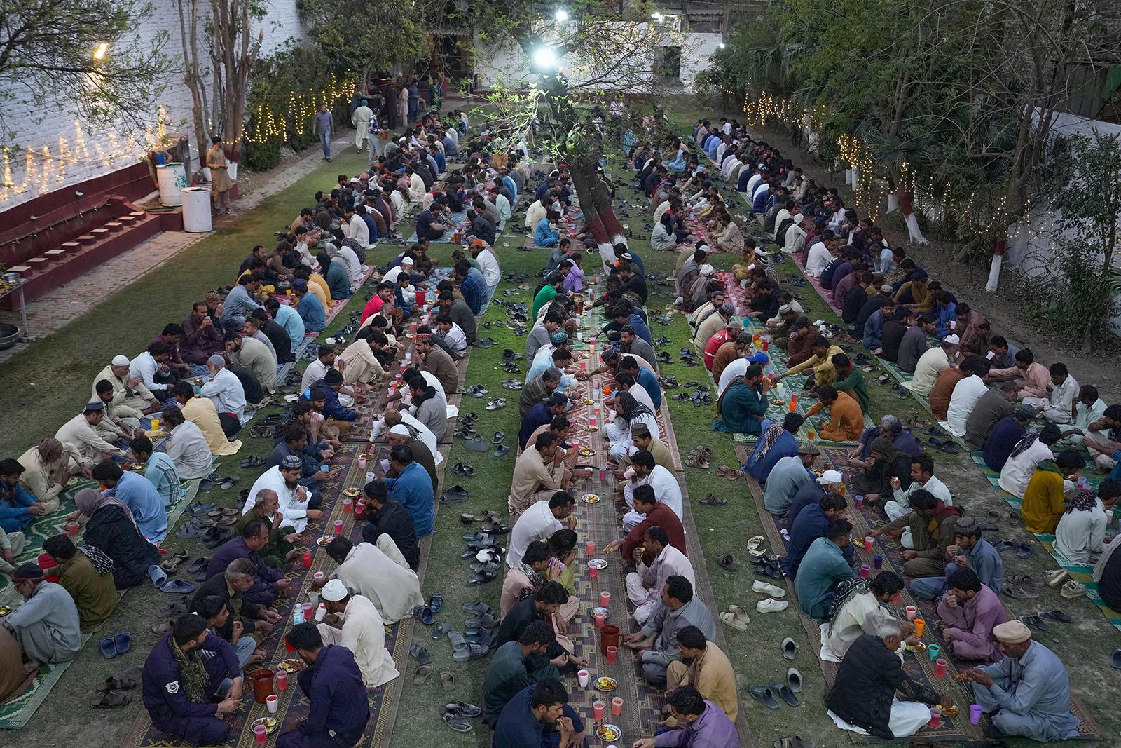مسلمون يفطرون في الهواء الطلق في لاهور، باكستان، يوم الاثنين 23 فبراير 2026. (صورة من وكالة أسوشيتد برس/ك.م. تشودري) 