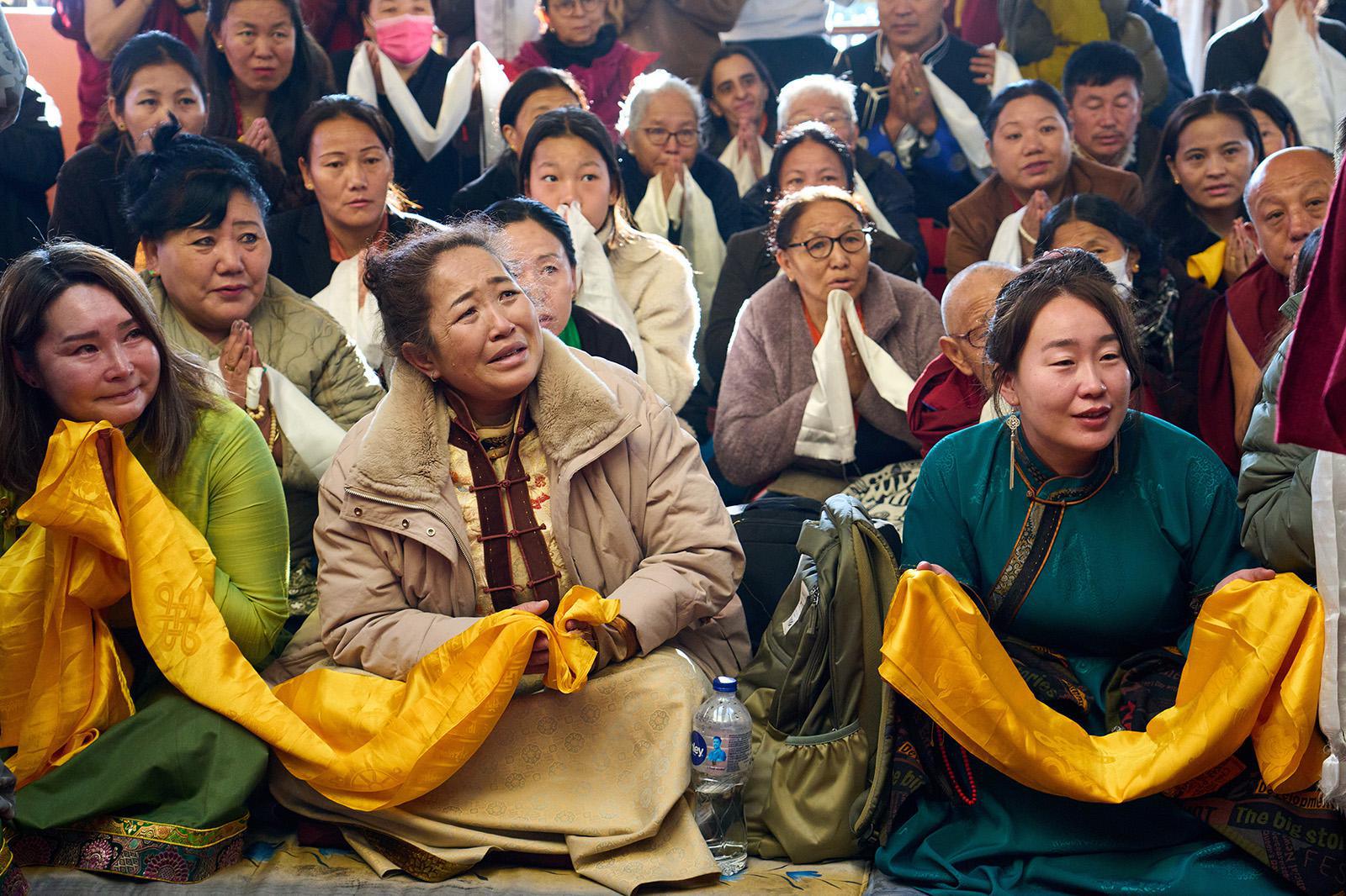 دموع تملأ عيني إحدى المُريدات وهي تنظر إلى الزعيم الروحي التبتي الدالاي لاما، غير المرئي، لدى وصوله لترؤس فعالية صلى خلالها المنفيون التبتيون من أجل طول عمره في دارامشالا، الهند، الاثنين 23 فبراير/شباط 2026. (صورة من وكالة أسوشيتد برس/أشويني بهاتيا) 