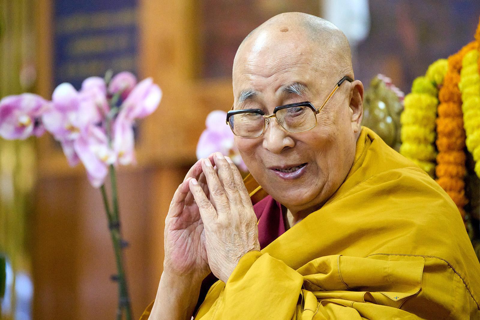 الزعيم الروحي التبتي الدالاي لاما، 90 عامًا، يترأس فعالية صلى خلالها المنفيون التبتيون من أجل طول عمره في دارامشالا، الهند، الاثنين 23 فبراير/شباط 2026. (صورة من وكالة أسوشيتد برس/أشويني بهاتيا) 