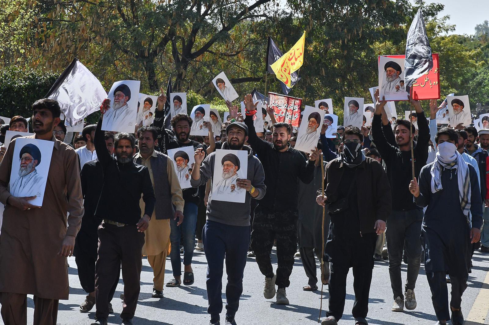 مسلمون شيعة يهتفون بشعارات مناهضة للولايات المتحدة. شعارات خلال مسيرة تنديدًا باغتيال المرشد الأعلى الإيراني آية الله علي خامنئي، في إسلام آباد، باكستان، الأحد 1 مارس/آذار 2026. (صورة من وكالة أسوشييتد برس/م. أ. شيخ) 